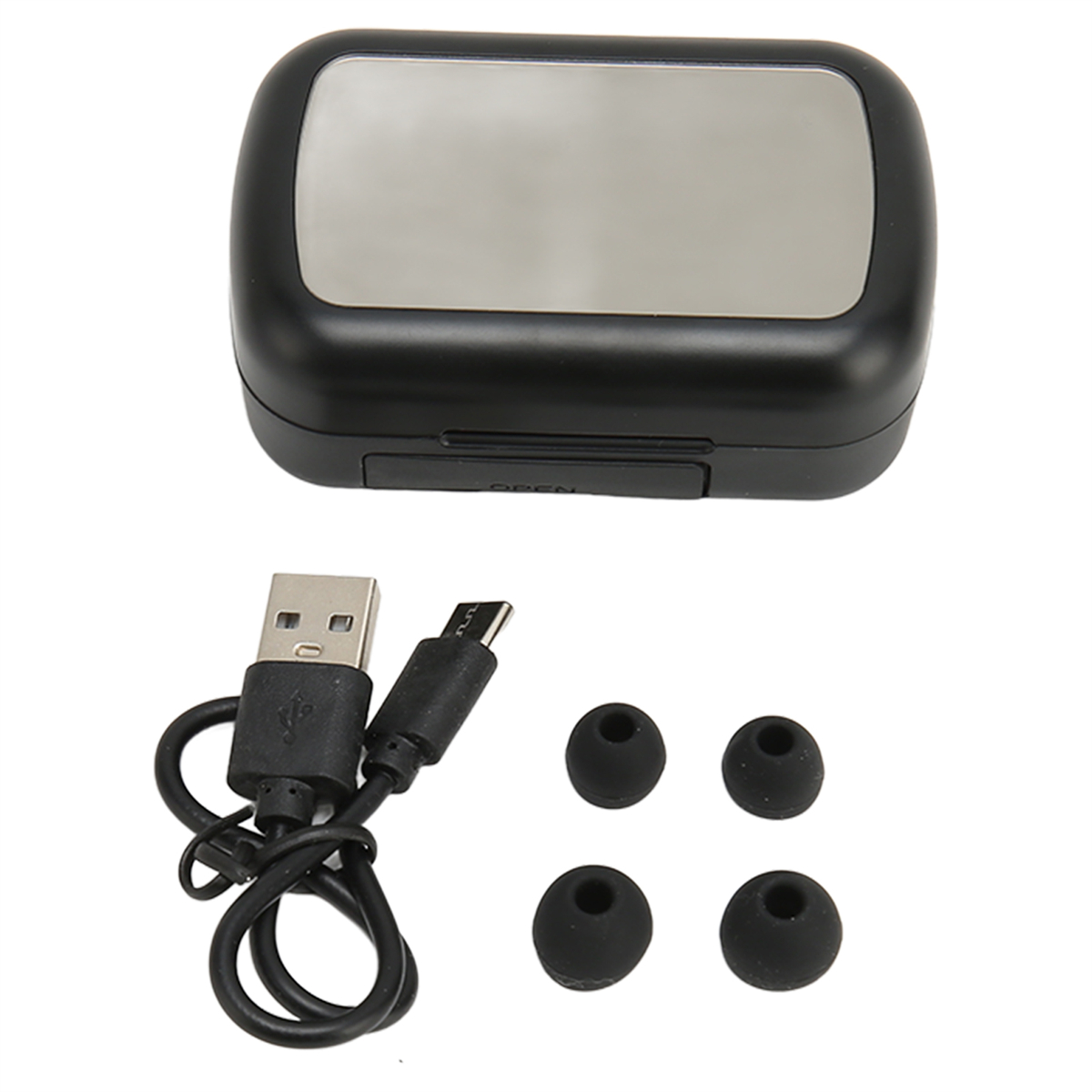 Schwarzes Ladecase mit Ohrhörern, USB-C-Kabel und zusätzlichen Ohrstöpseln. Weißer Hintergrund.