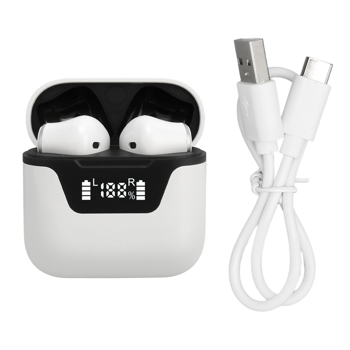 Weiße Ohrhörer in einem Ladecase mit Anzeige der Akkuladung. Ein USB-Ladekabel ist vorhanden.