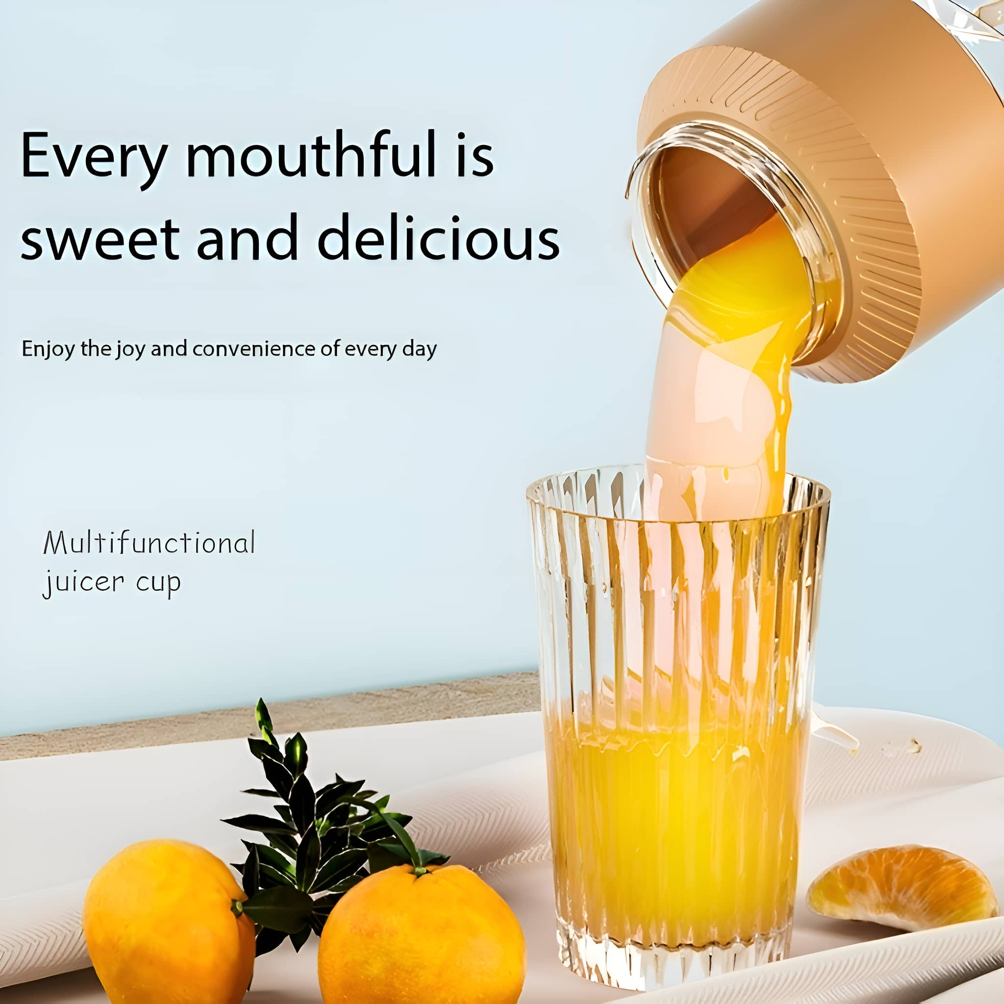 Orangensaft wird in ein Glas gegossen. Zwei Orangen und eine halbe Orange liegen auf einem weißen Tablett.