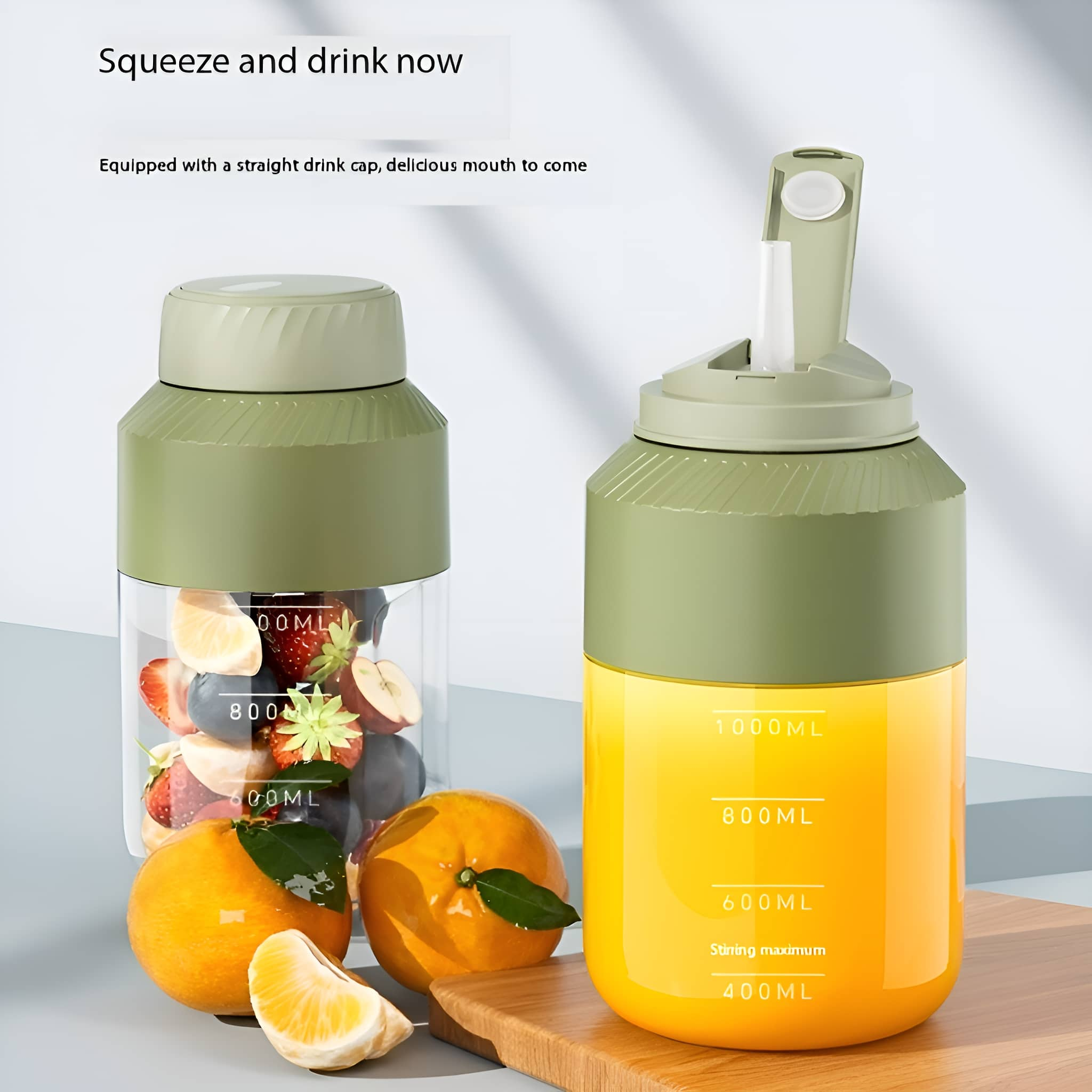 Zwei Flaschen, eine mit Früchten, eine mit Saft. Orangen und Erdbeeren sind sichtbar.
