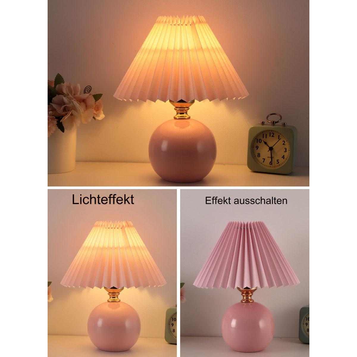 Rosa Tischlampe mit plissiertem Schirm. Zeigt Licht-Ein- und Aus-Effekte. Blumen und Uhr im Hintergrund.