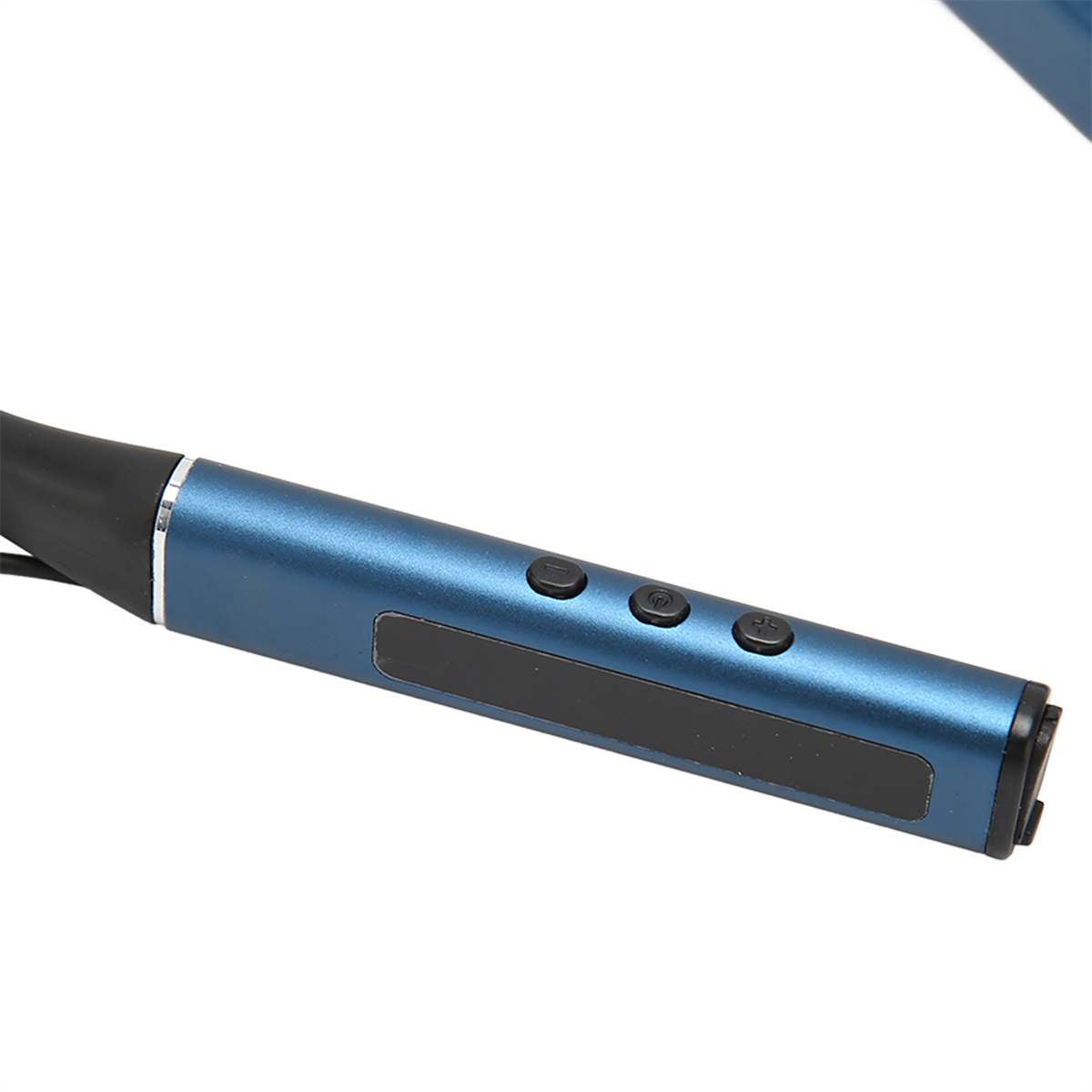 Nahaufnahme eines blauen Nackenbandes mit drei Knöpfen auf einem schwarzen Abschnitt und einem kleinen schwarzen Rechteck.