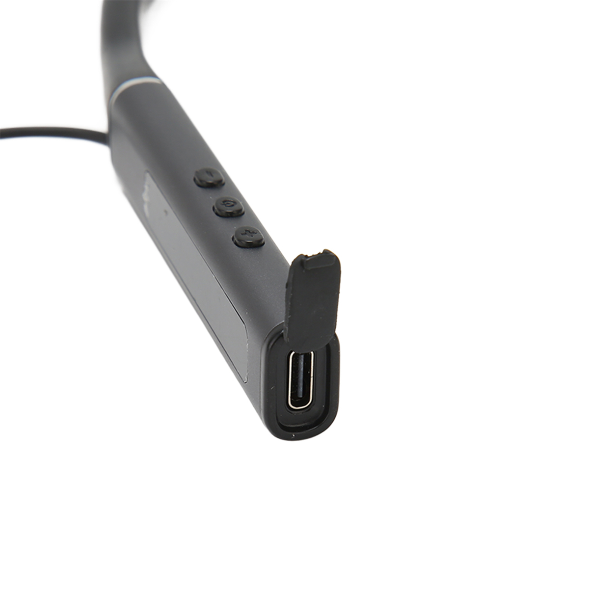 Nahaufnahme eines schwarzen Bluetooth-Kopfhörers im Nackenband-Stil mit freiliegendem USB-Anschluss, weißer Hintergrund.