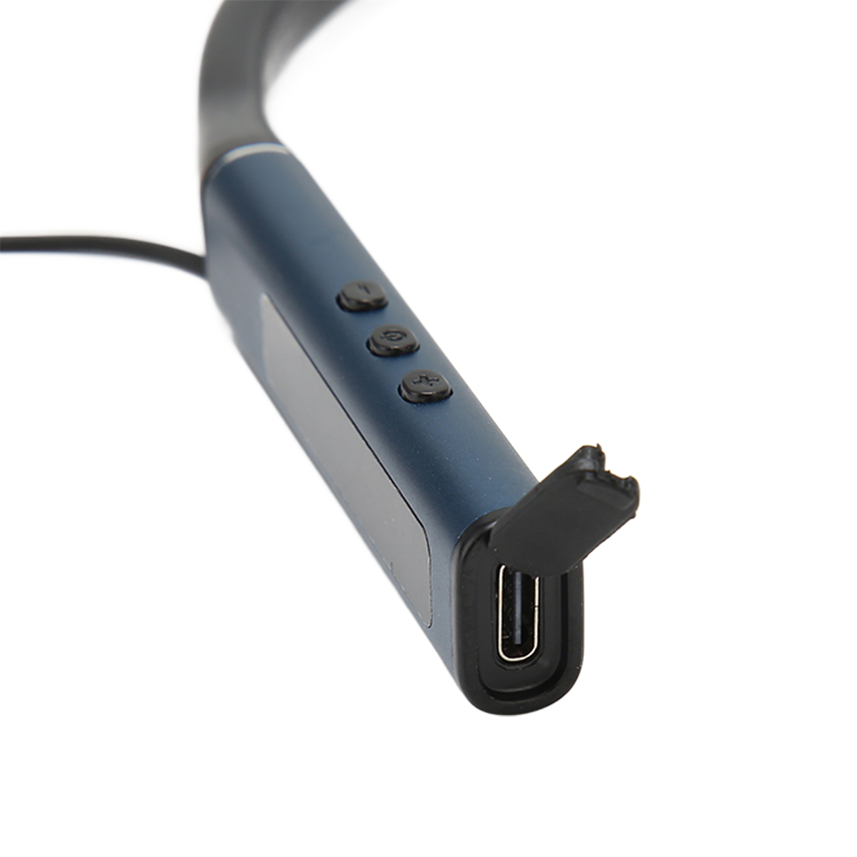 Nahaufnahme eines blau-schwarzen Nackenband-Headsets mit offenem Ladeanschluss.