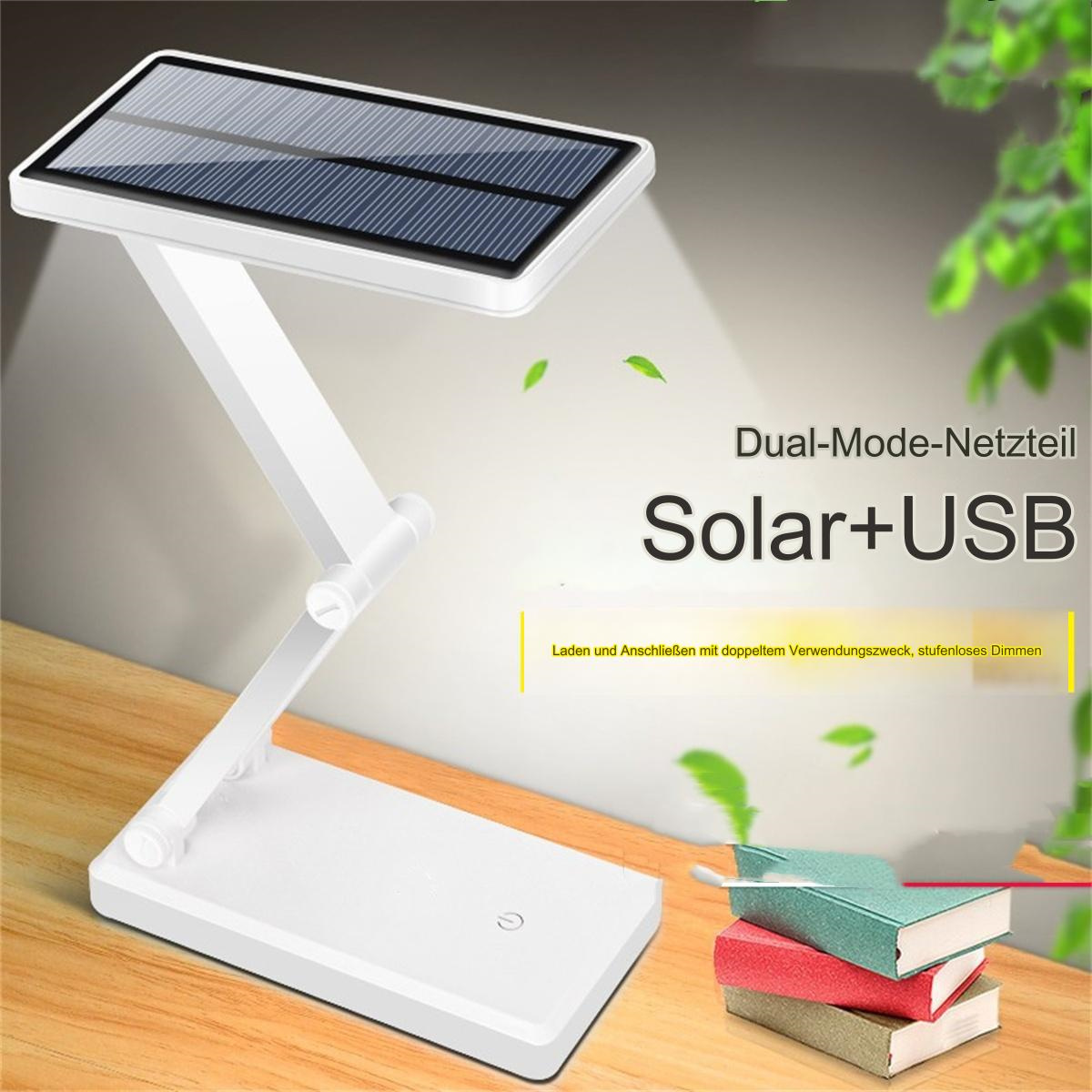 Eine weiße Schreibtischlampe mit Solarpanel, neben Büchern auf einer Holzoberfläche.