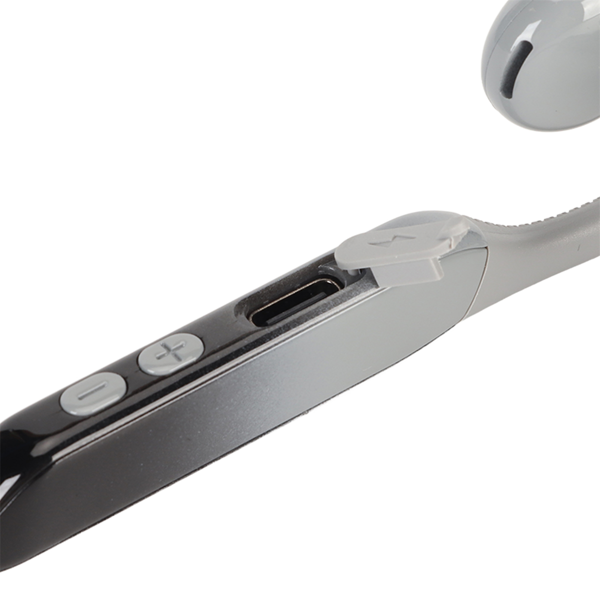 Nahaufnahme eines grauen und schwarzen Headsets mit Ladeanschluss und Lautstärketasten.