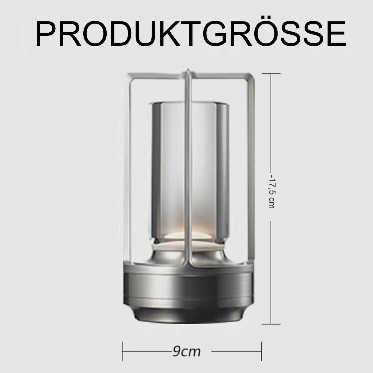 Silber- und Glaslampe mit Maßen: 9cm breit, 17,5cm hoch, vor hellem Hintergrund.