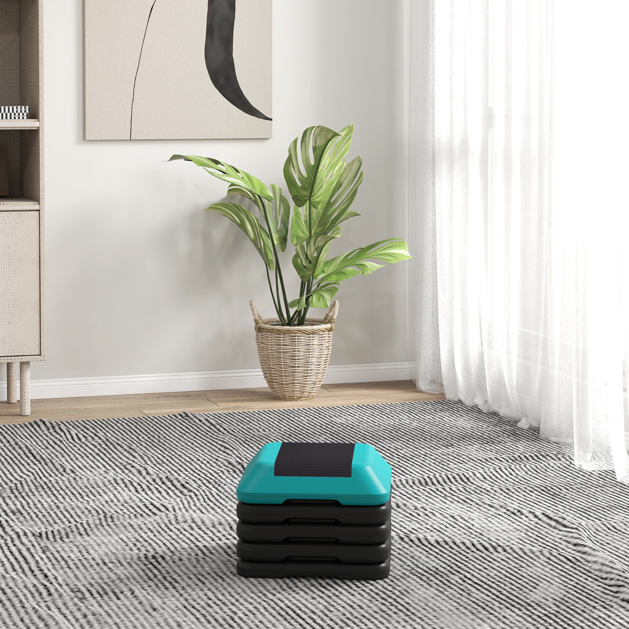 Plataforma de step en habitación. Escalones negros y turquesa, alfombra y planta.