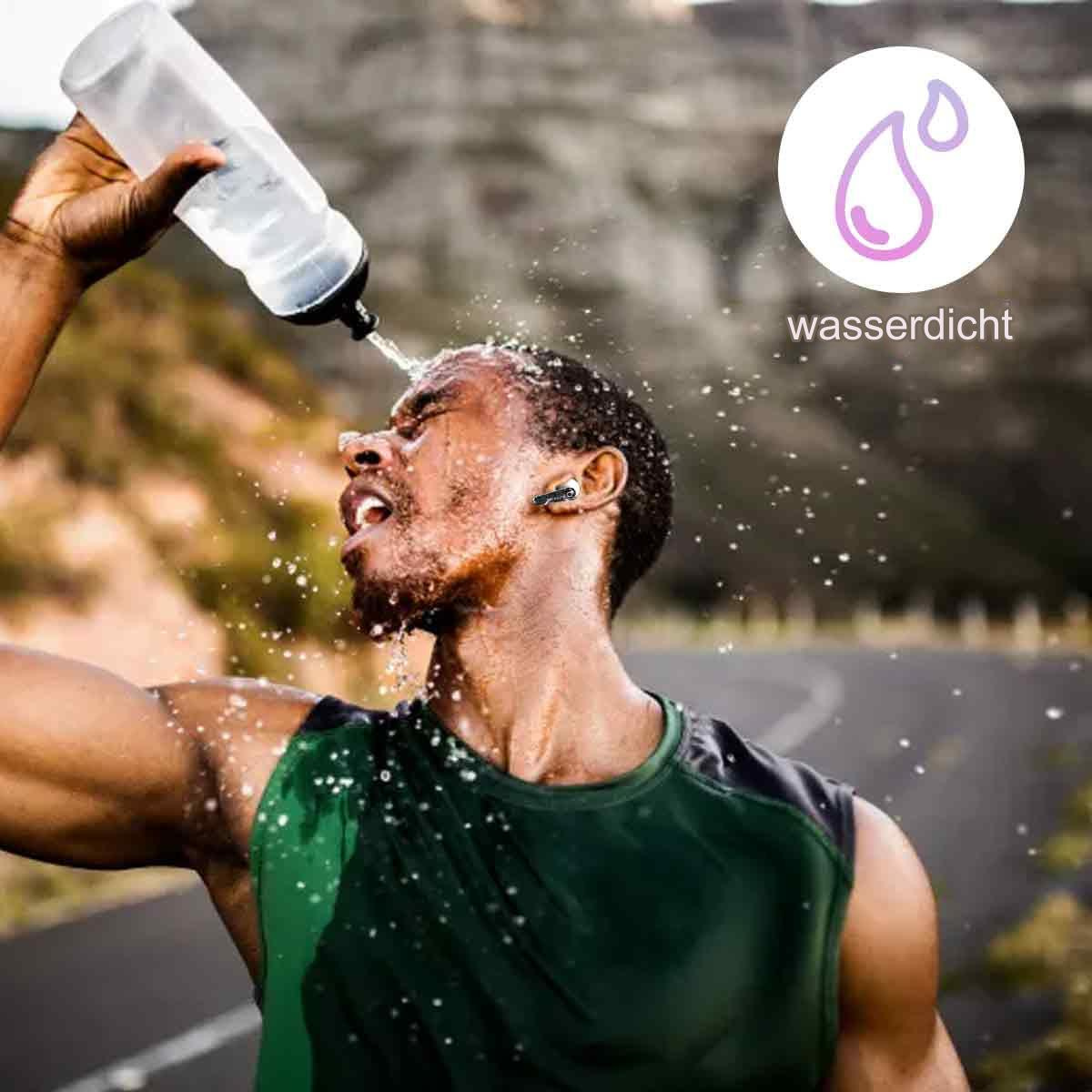 Mann wird mit Wasser aus einer Flasche bespritzt. Er trägt Kopfhörer.