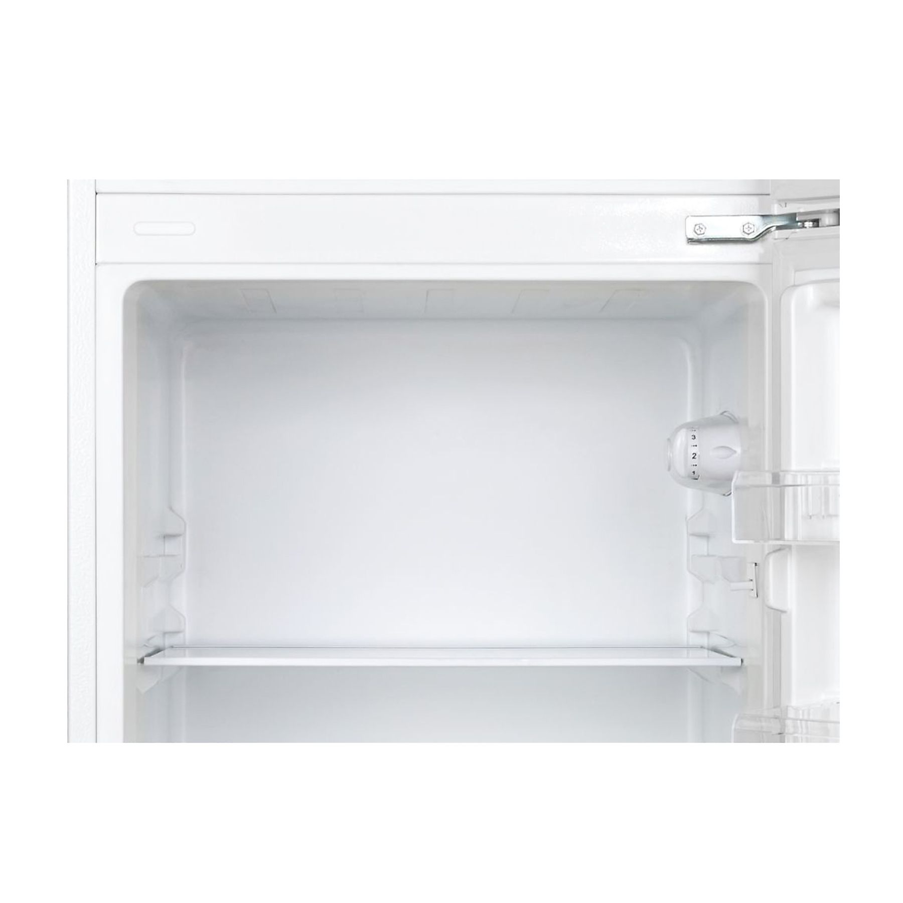 All'interno di un frigorifero bianco. C'è un ripiano e spazio per gli oggetti.