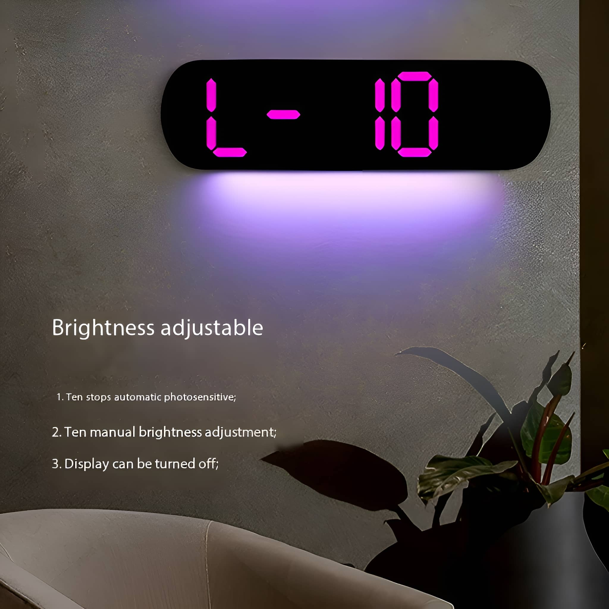 Digitaluhr mit der Anzeige 'L-10' auf dunkler Oberfläche. Die Uhr hat einstellbare Helligkeit und hängt an der Wand.