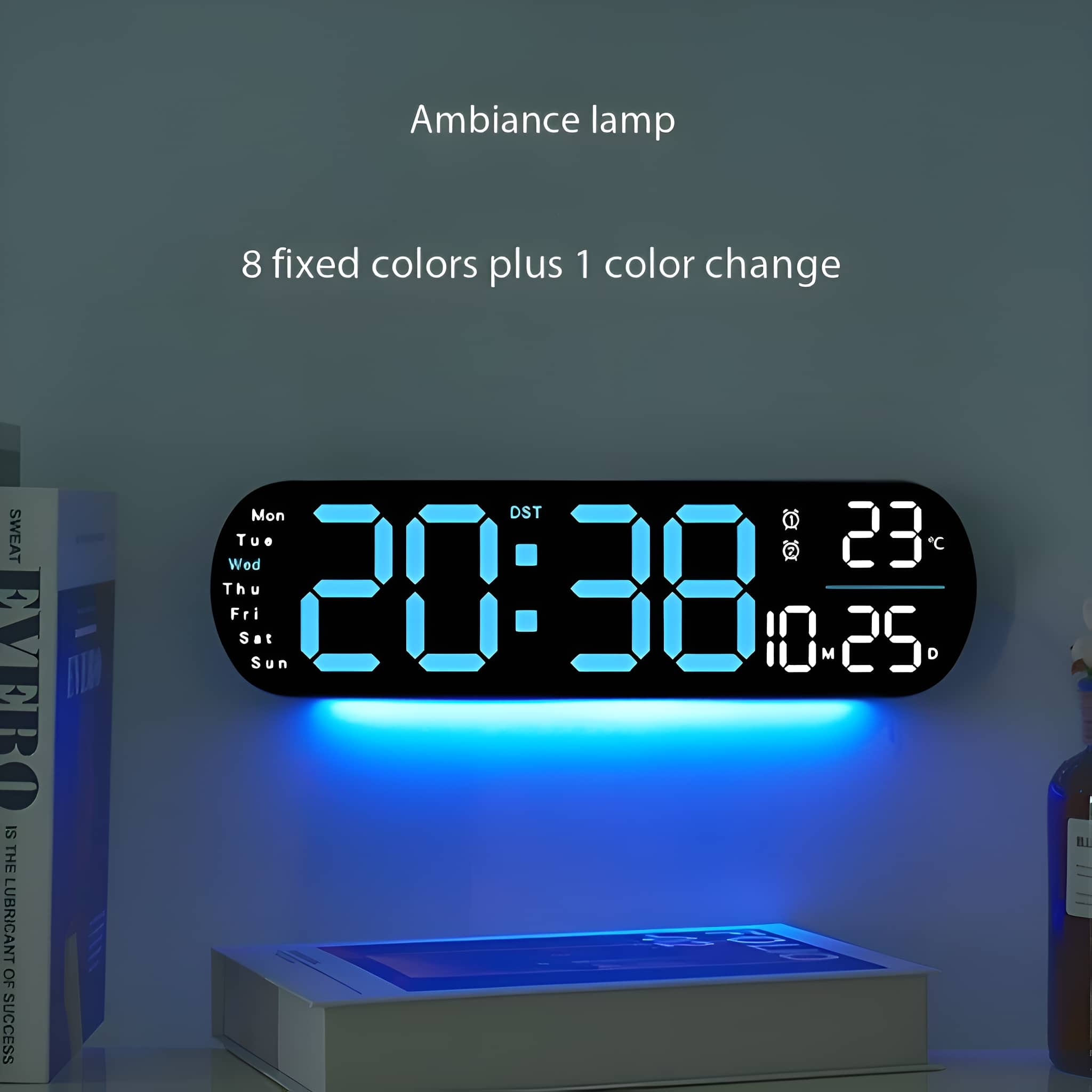 Digitaluhr mit der Anzeige 20:38 und Datum. Die Zahlen sind blau. Unten gibt es ein blaues Licht.