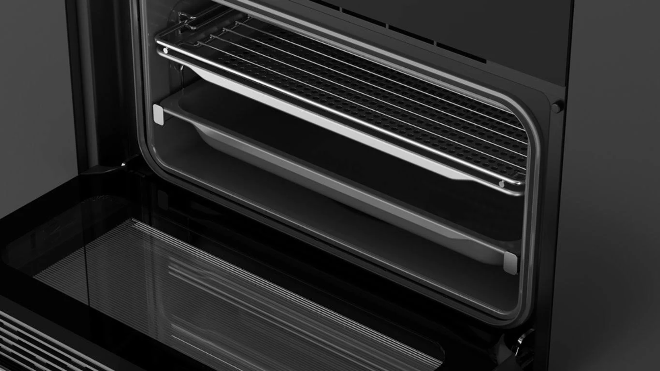 L'interno di un forno nero aperto mostra una griglia e un vassoio. Il forno è vuoto e la porta è aperta.