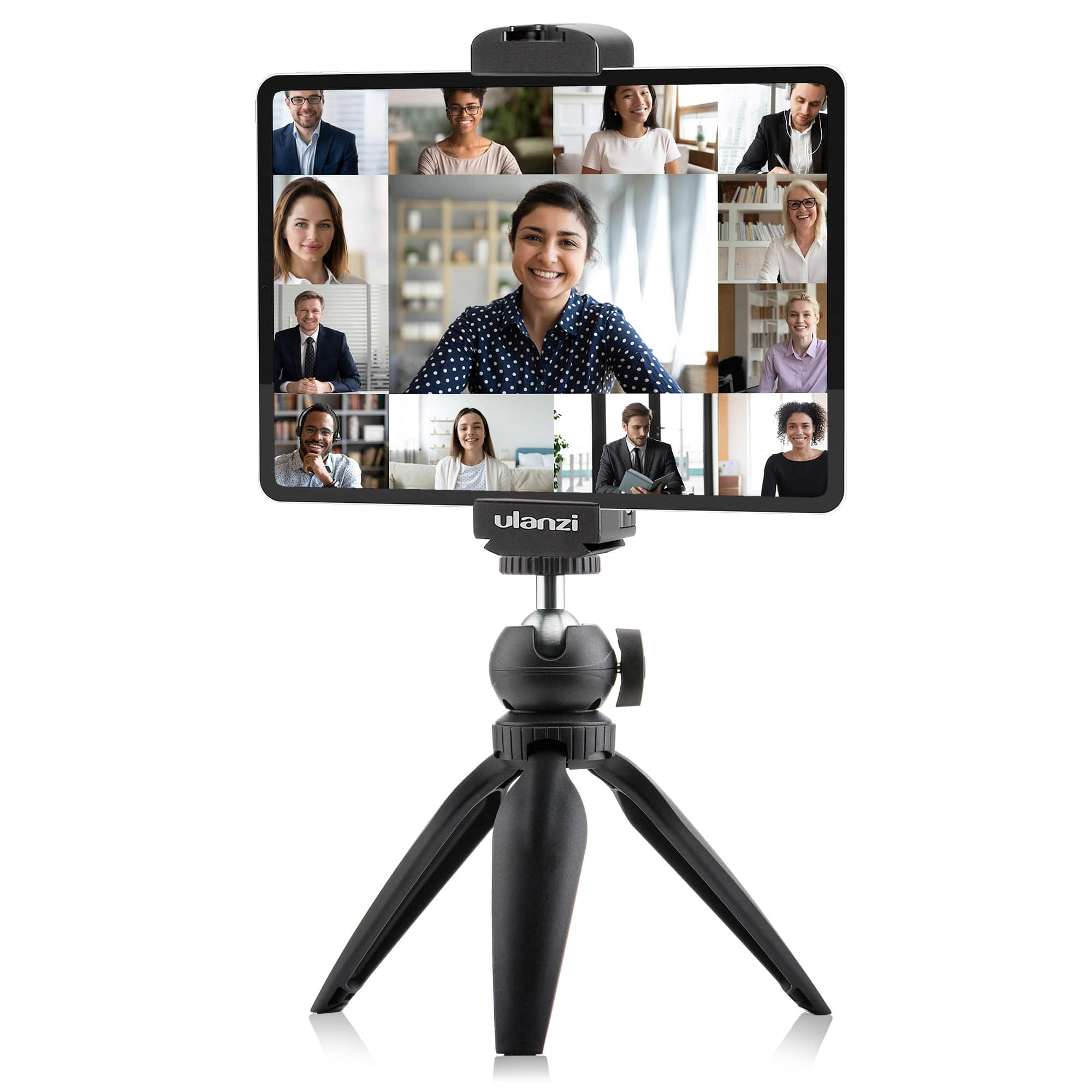 Tablet op een statief met een videoconferentie met veel mensen.