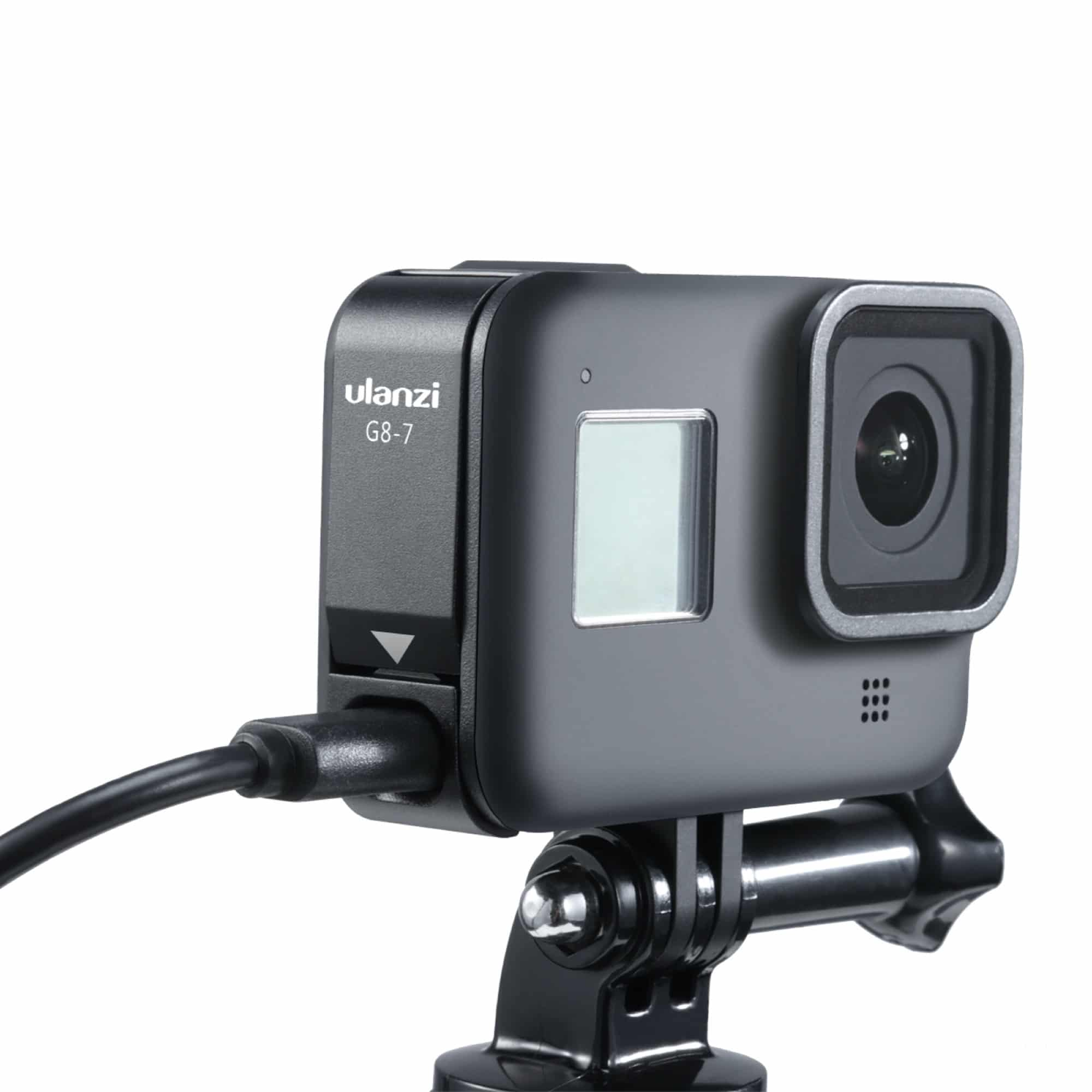 Een zwarte camera met een lens en een aangesloten kabel. Hij heeft een scherm. De camera is op een statief gemonteerd.