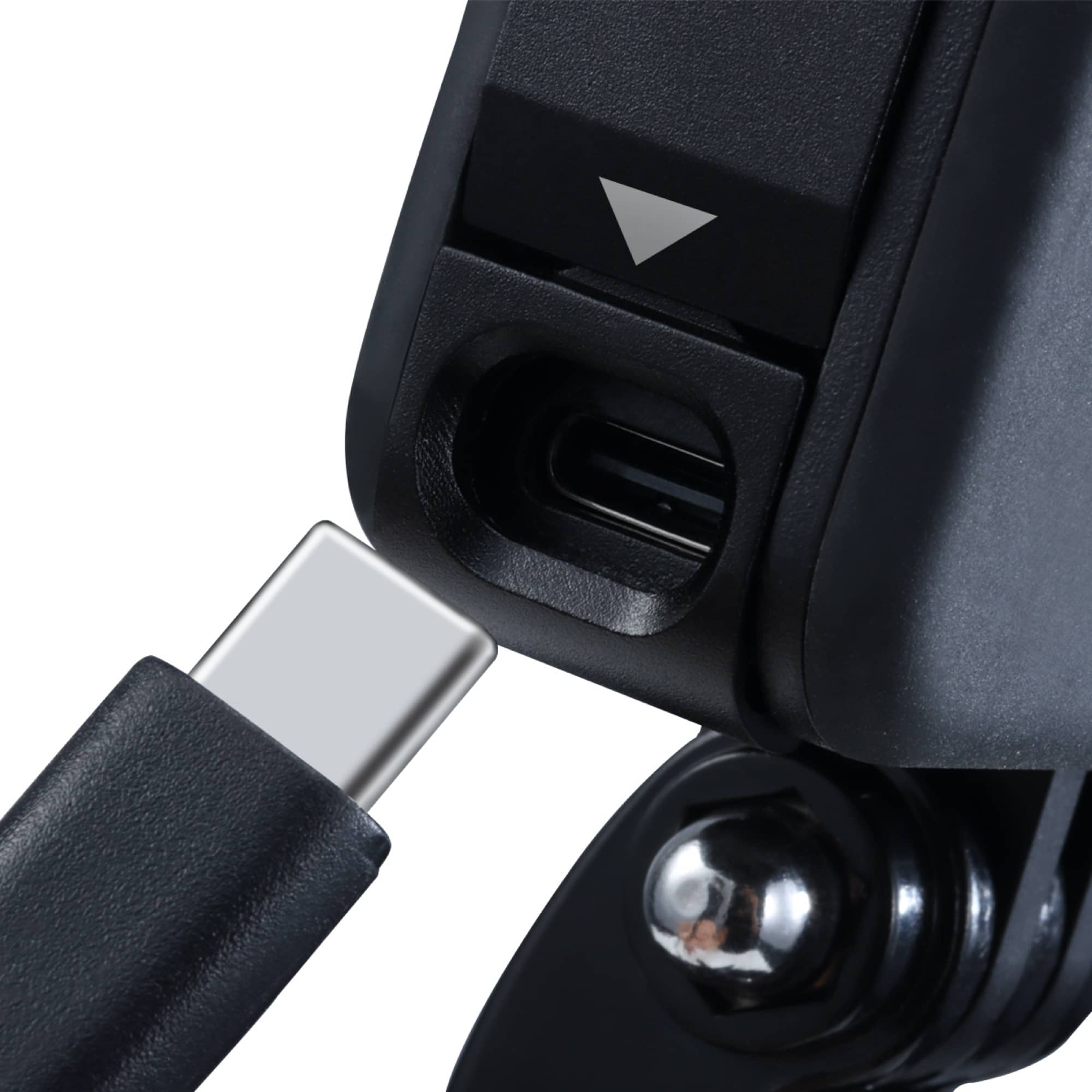 Close-up van een USB-C-kabel die is aangesloten op een apparaat. Het apparaat is zwart, de kabel is zilver en zwart.