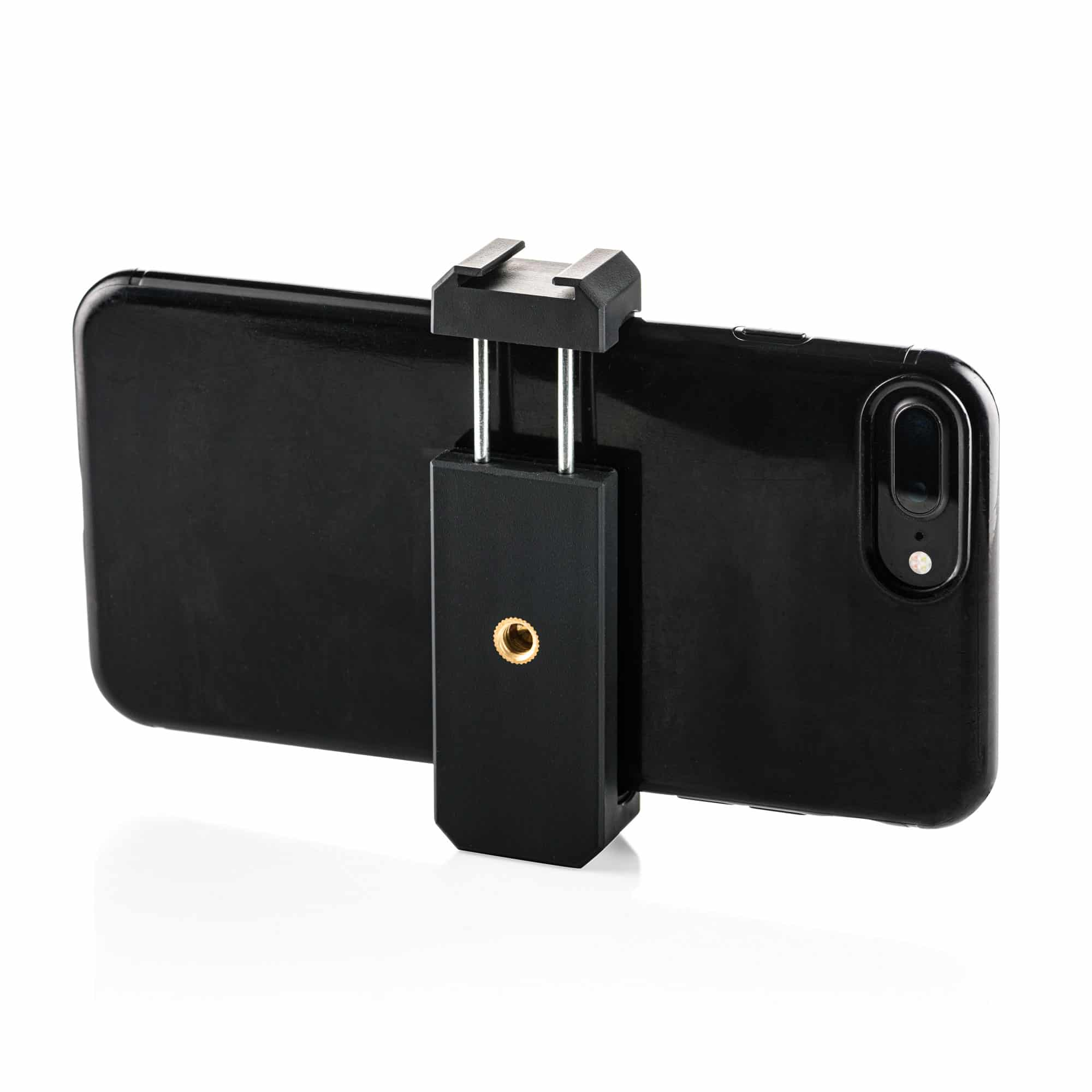 Schwarzes Smartphone mit Handyhalterung. Die Halterung hat eine Schraube für ein Stativ. Weißer Hintergrund.