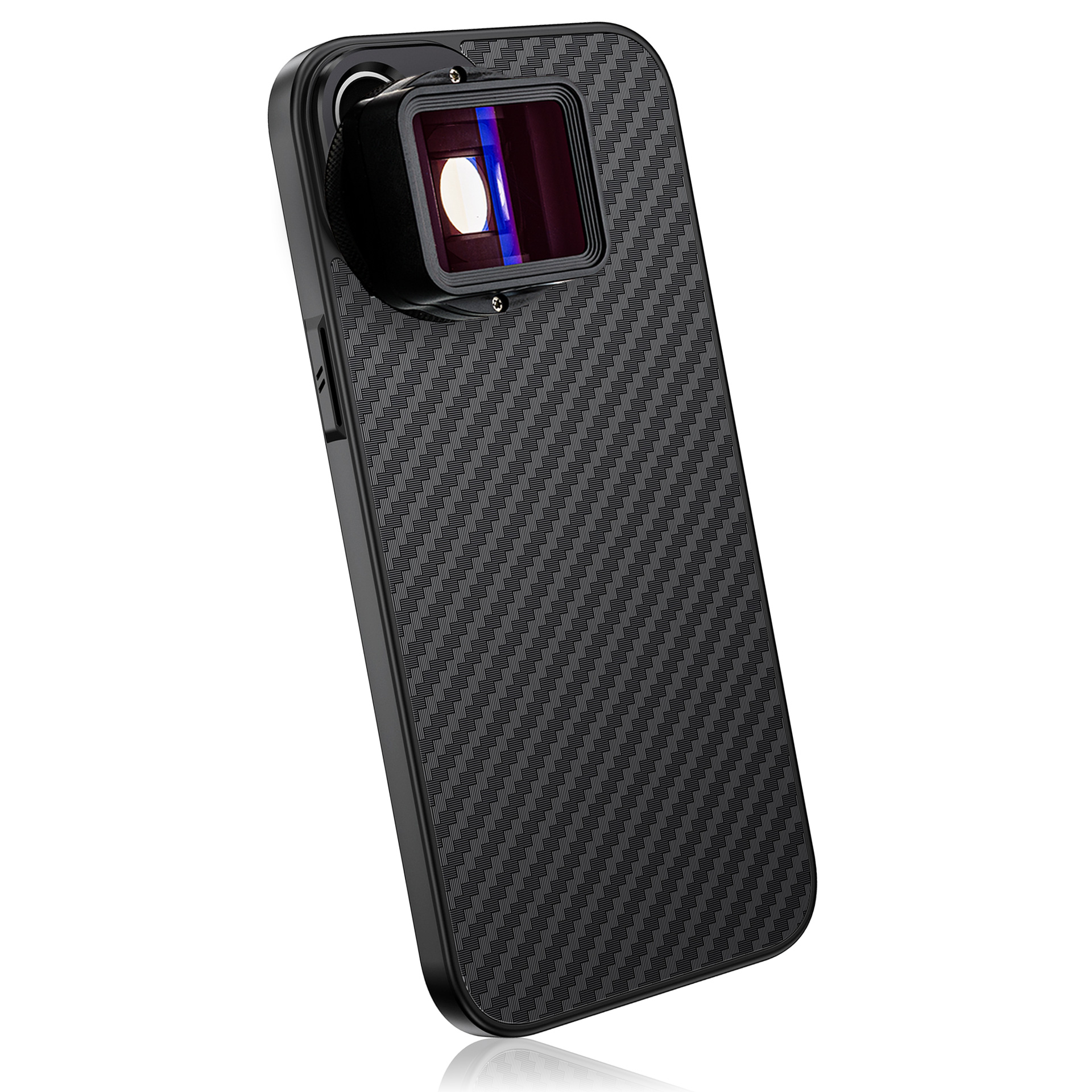 Coque de téléphone noire avec objectif fixé. Texture fibre de carbone. Vue en angle, fond blanc.