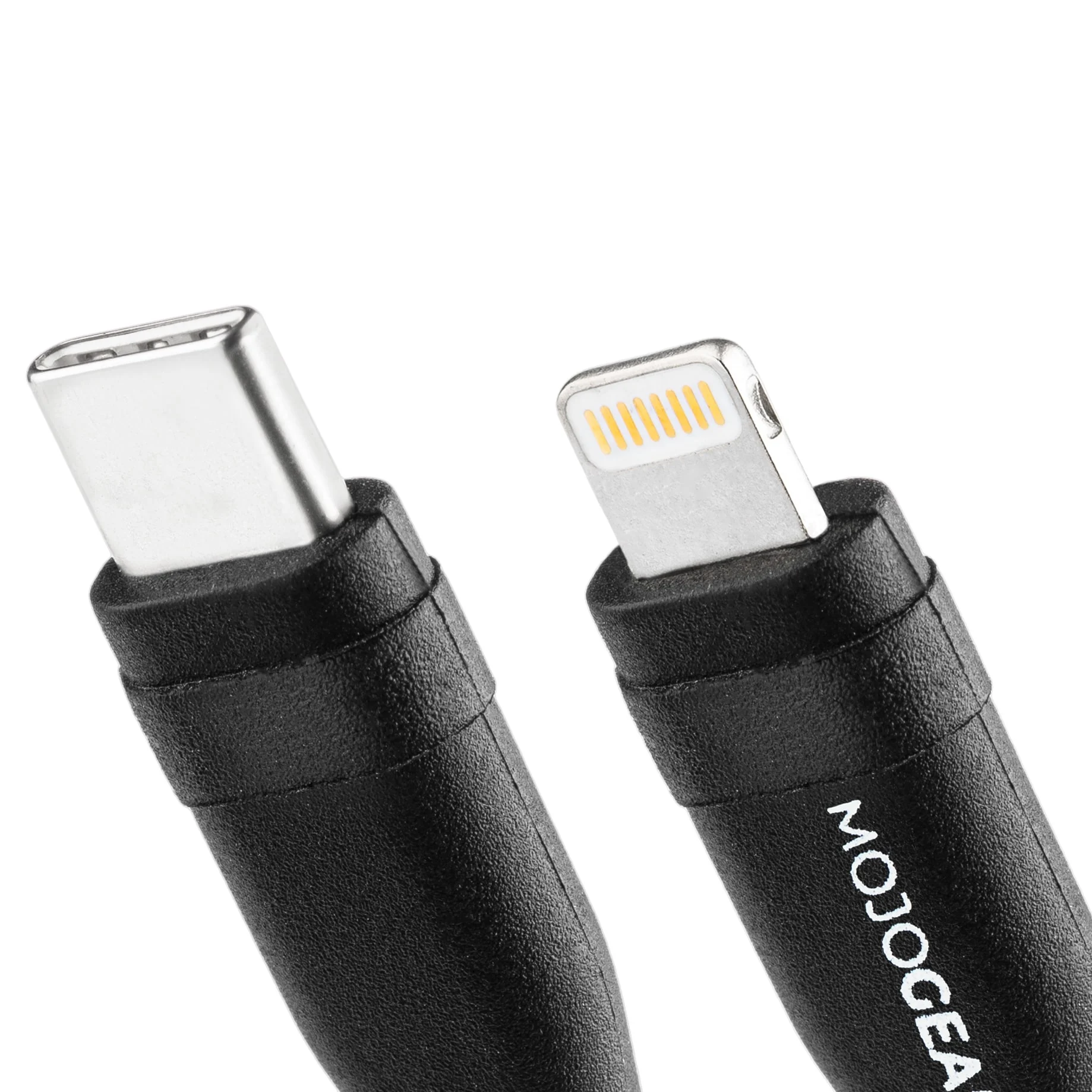 Gros plan sur les connecteurs USB-C et Lightning. L'USB-C est argenté, le Lightning est noir.