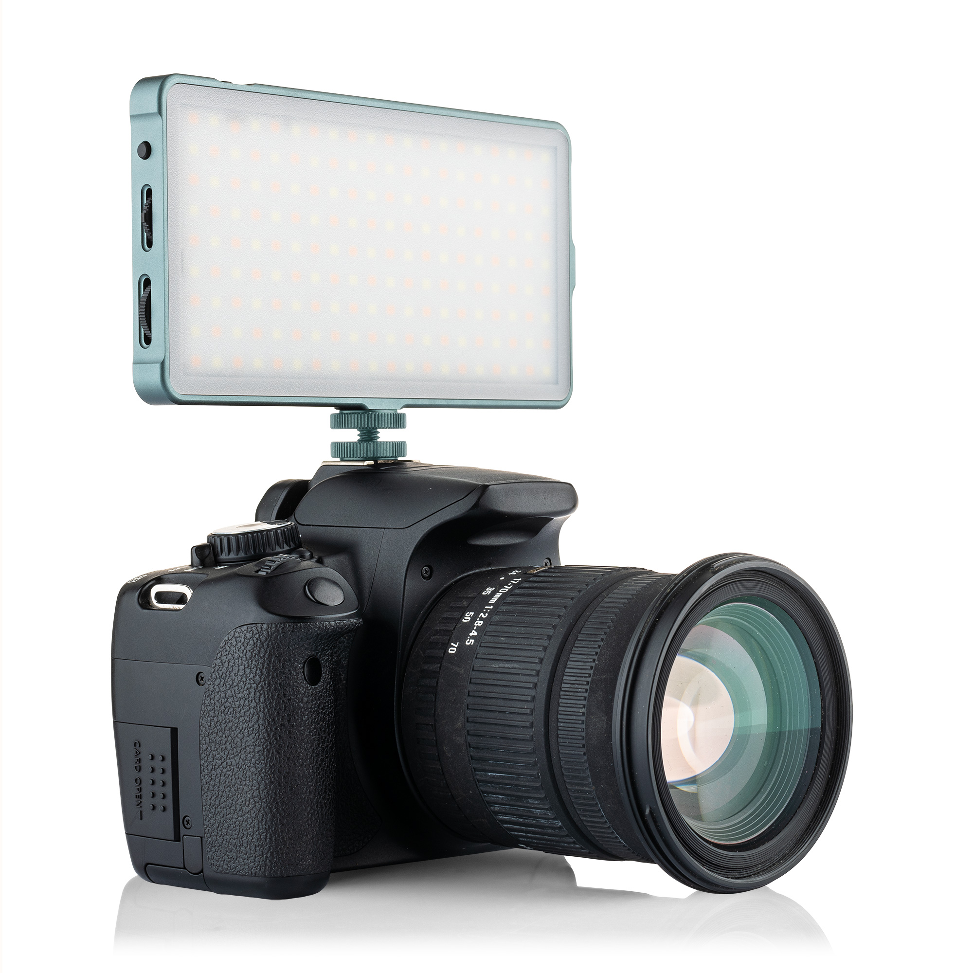 Camera met een videolamp. Het licht is rechthoekig en heeft veel leds.