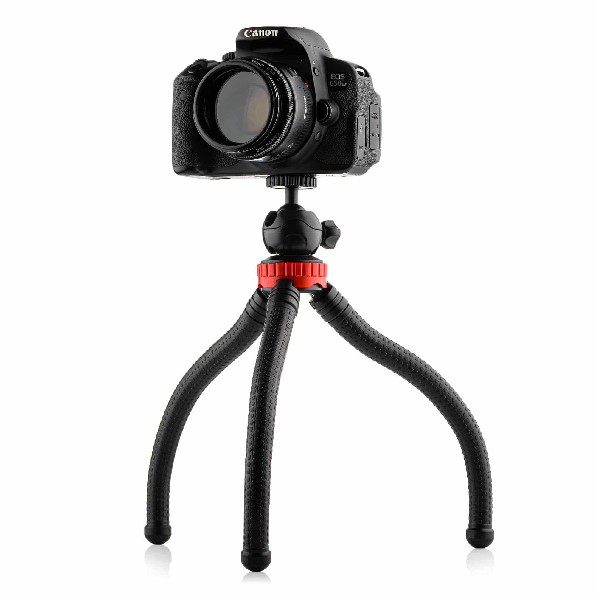 Caméra sur un trépied flexible. La caméra est noire. Le trépied est noir et rouge.
