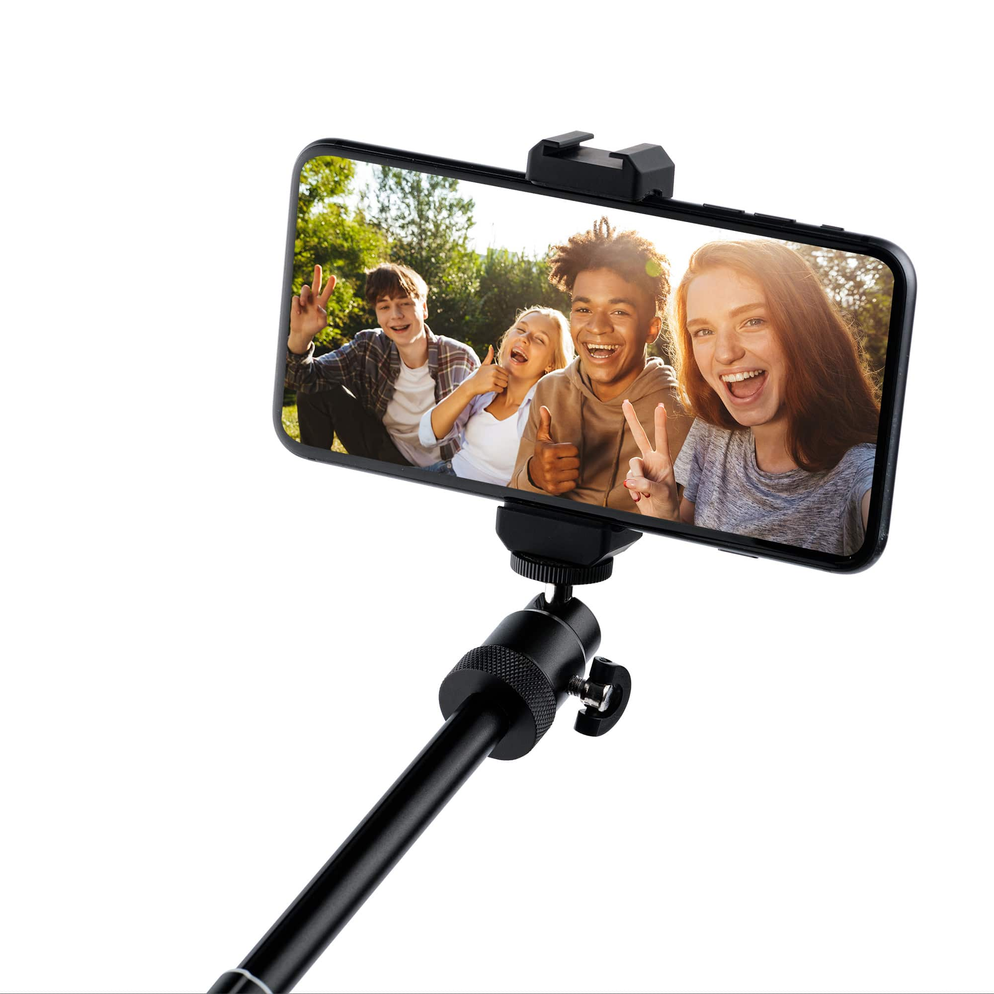 Smartphone auf einem Selfie-Stick mit vier lächelnden Personen, die ein Foto machen.