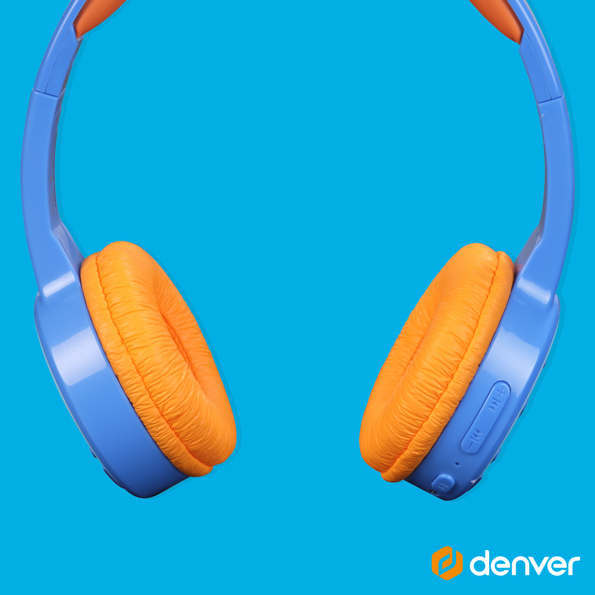 Niebieskie i pomarańczowe słuchawki na niebieskim tle. Logo Denver w prawym dolnym rogu.