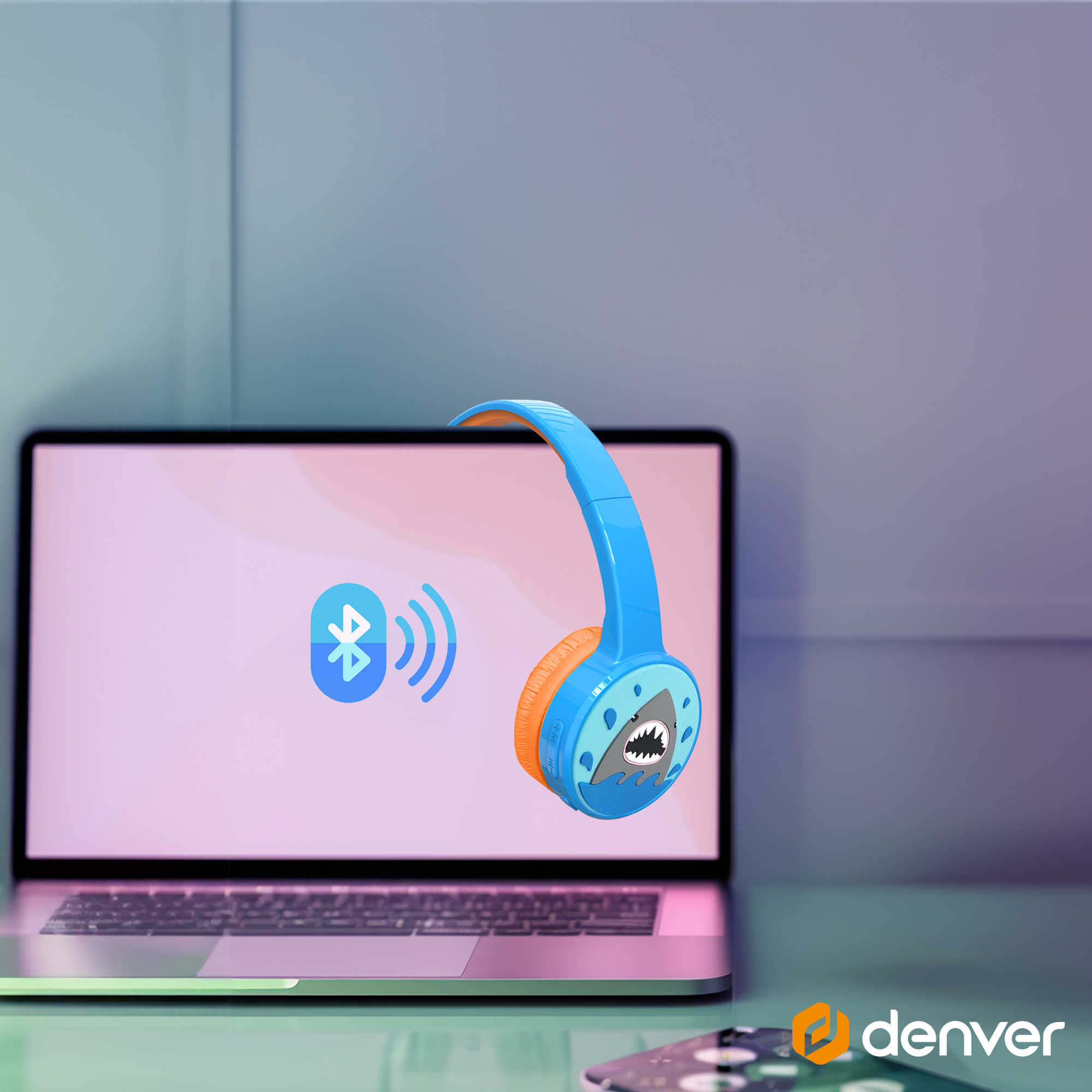 Niebieskie słuchawki z motywem rekina na laptopie, z symbolem Bluetooth na ekranie.