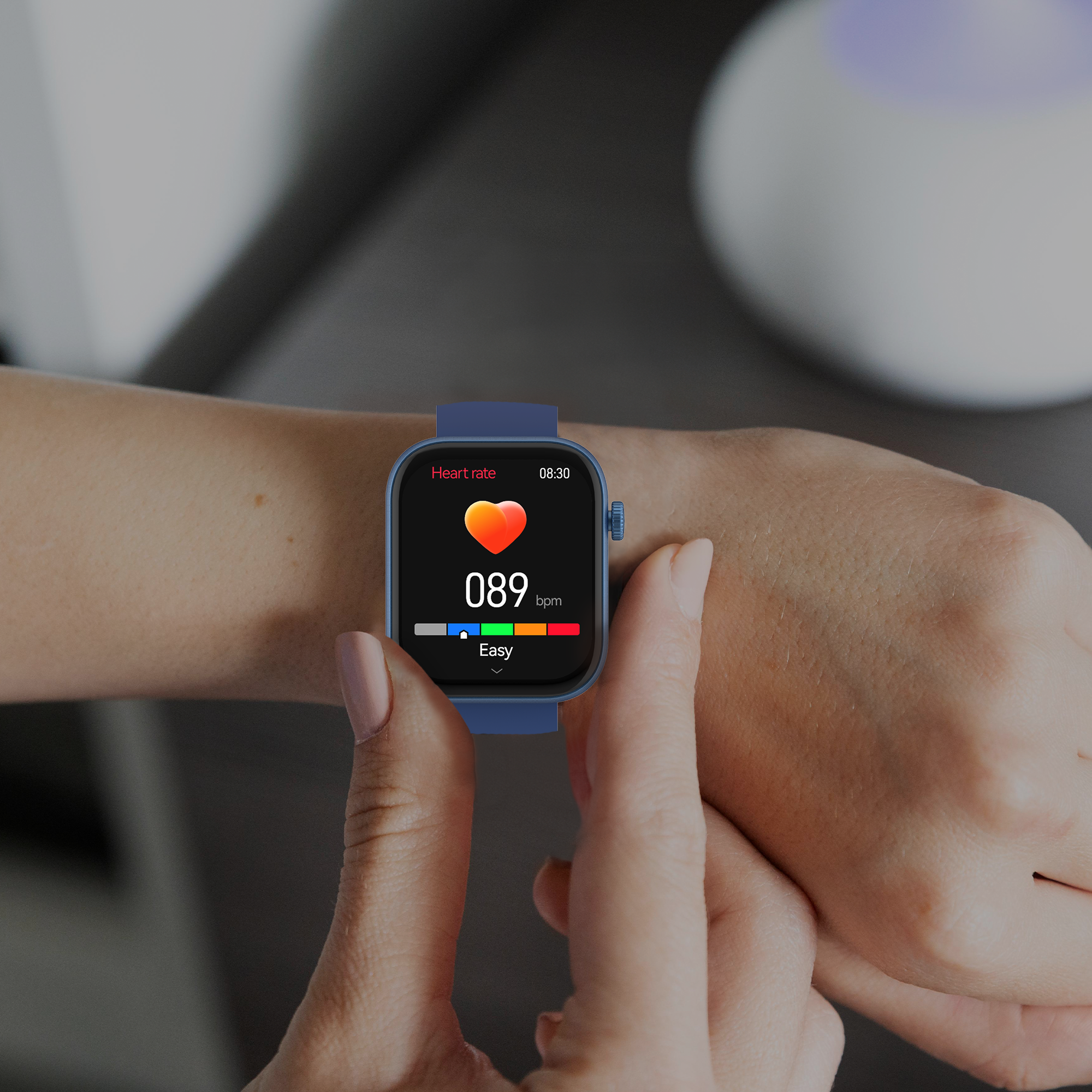 Handgelenk mit Smartwatch, zeigt Herzfrequenz und bpm.