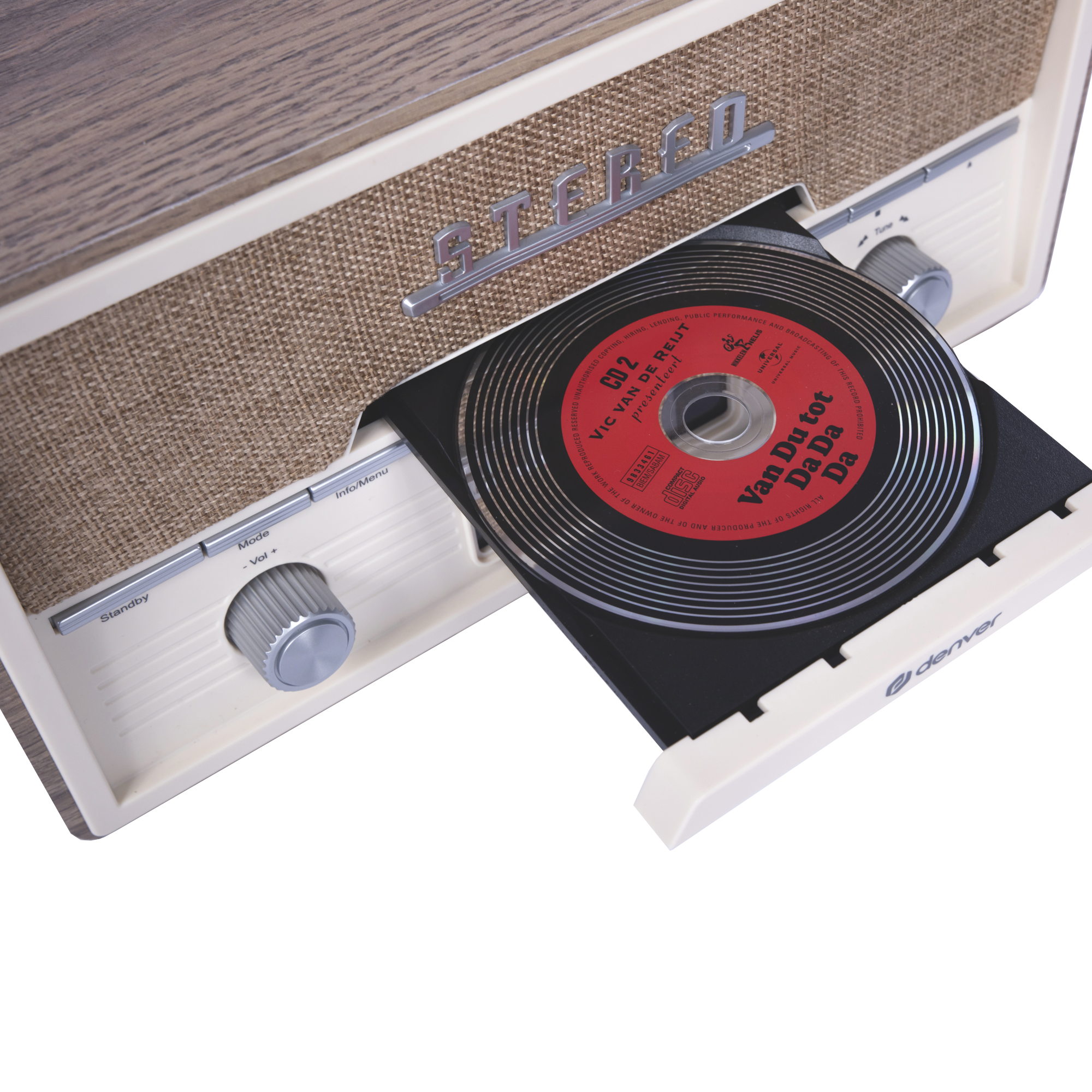 System stereo z płytą CD w szufladzie. Płyta CD ma czerwoną etykietę, a system jest beżowy i brązowy.