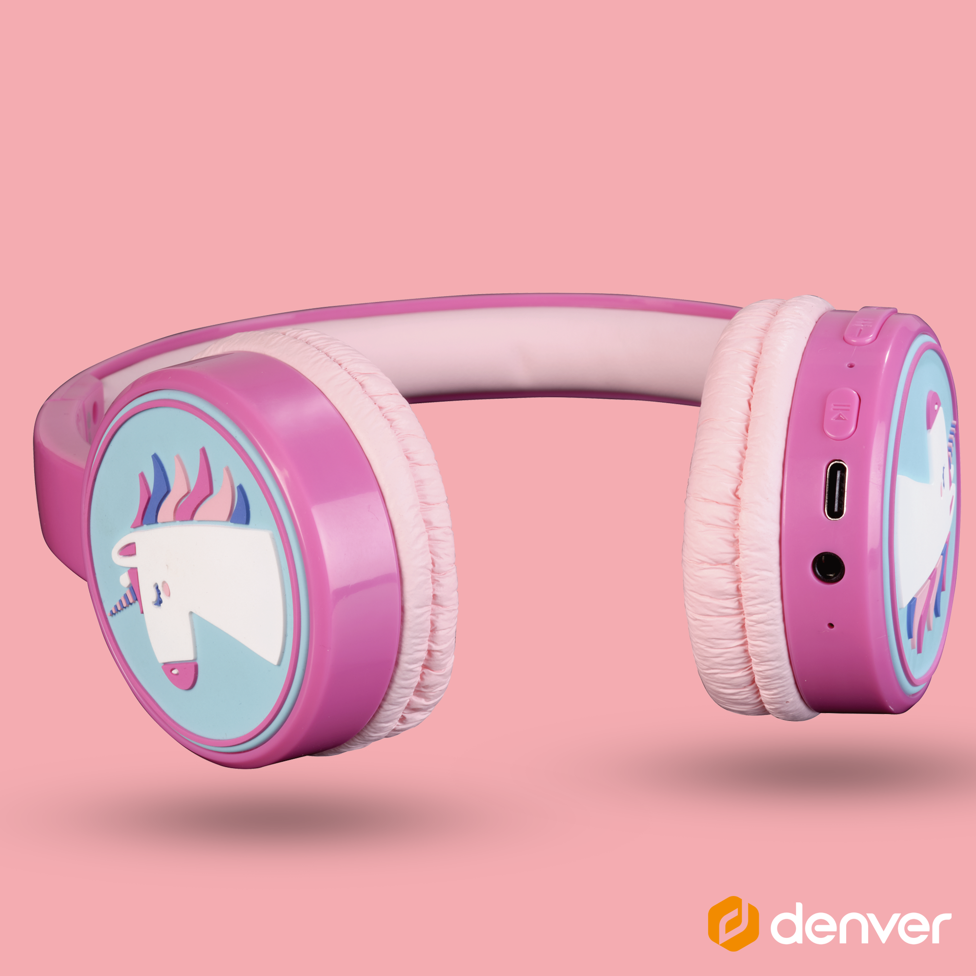 Różowe słuchawki z jednorożcem. Słuchawki mają różowy pałąk i nauszniki. Na każdym nauszniku jest jednorożec.