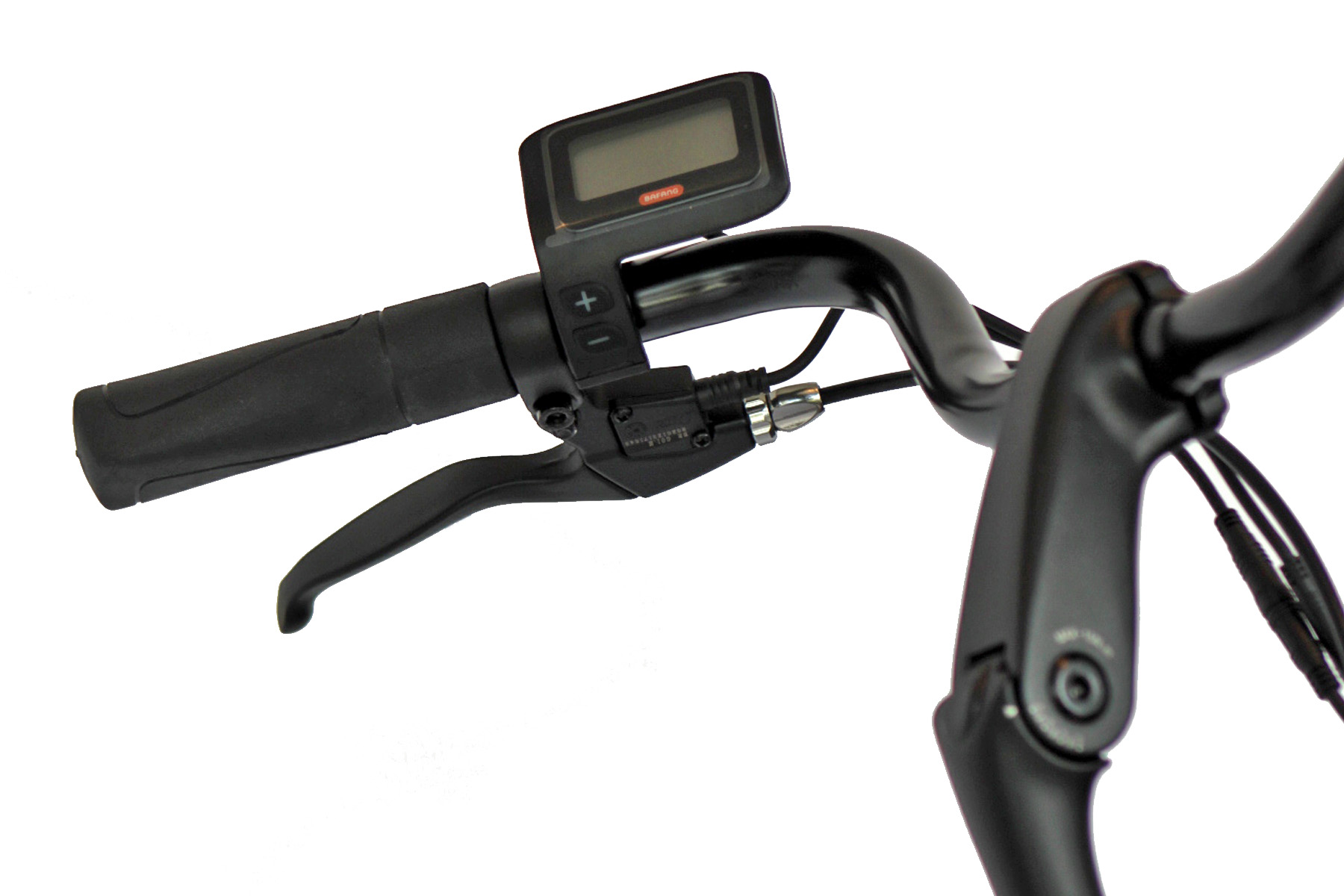 Schwarzer Fahrradlenker mit Digitalanzeige, Bremshebel und Bedienelementen auf weißem Hintergrund.
