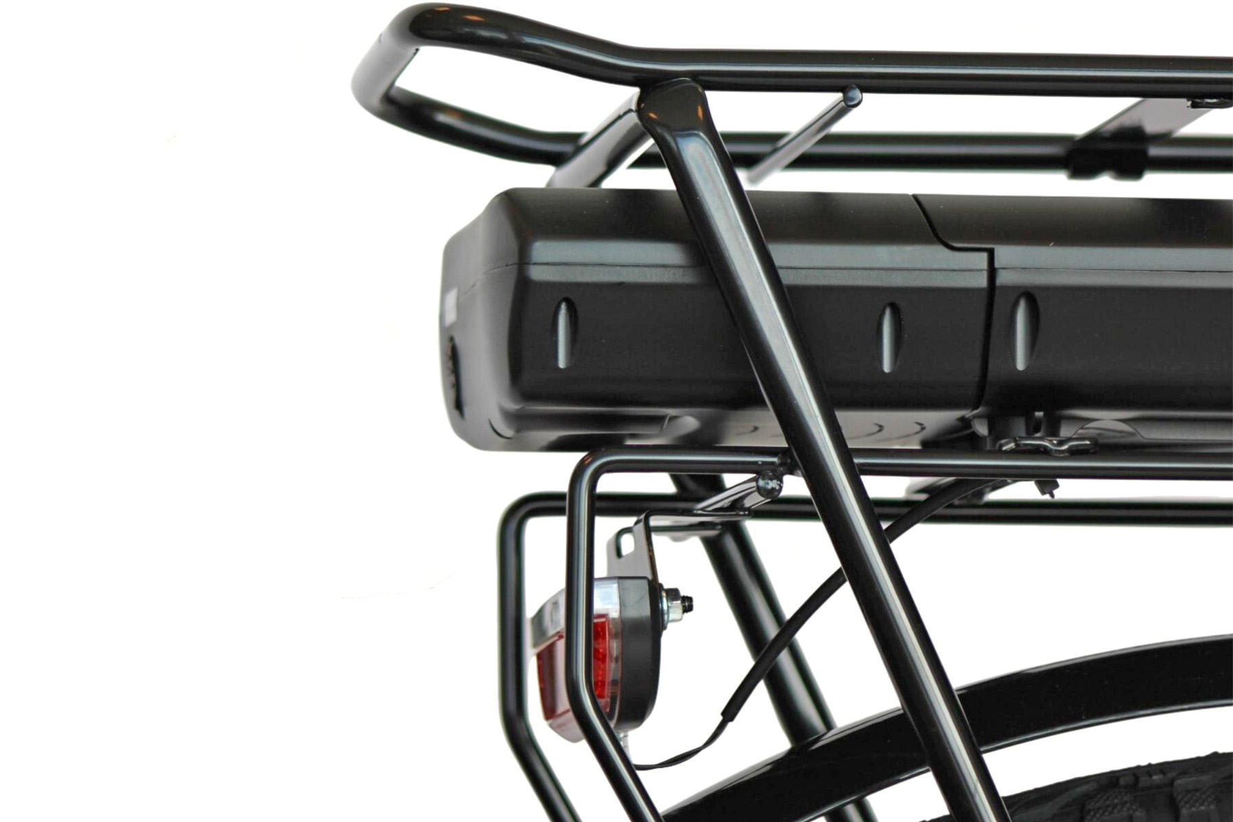 Schwarzer Fahrradträger mit schwarzem Akku und rotem Rücklicht auf weißem Hintergrund.