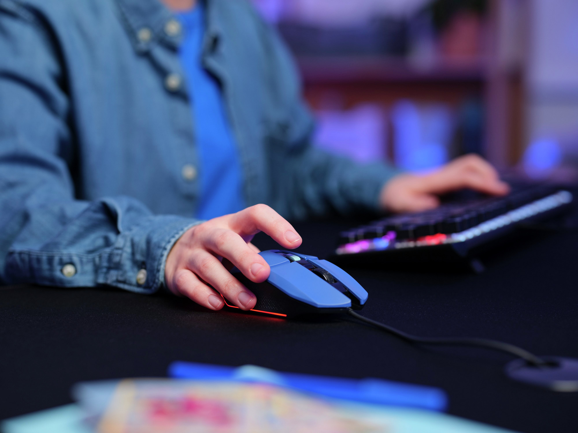 Czarna mysz HP z kółkiem przewijania i przyciskiem Bluetooth. Widok z góry. Białe tło.