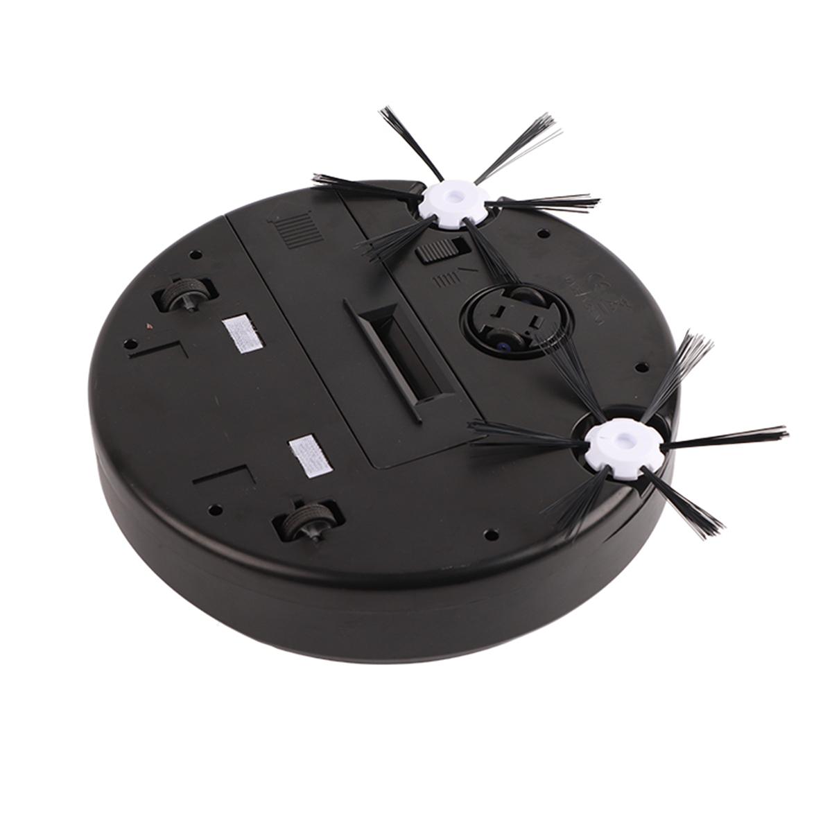 Die Unterseite eines schwarzen Roboter-Staubsaugers mit zwei Bürsten und Rädern. Weißer Hintergrund.