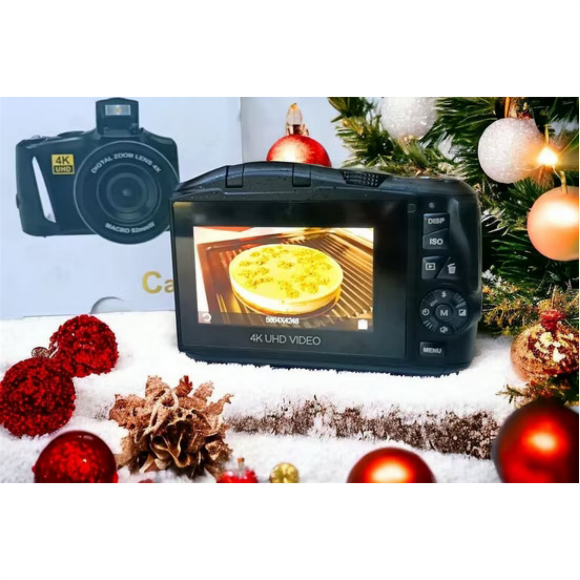 Eine Kamera, die einen Kuchen auf einem Bildschirm zeigt, umgeben von Weihnachtsdekorationen.