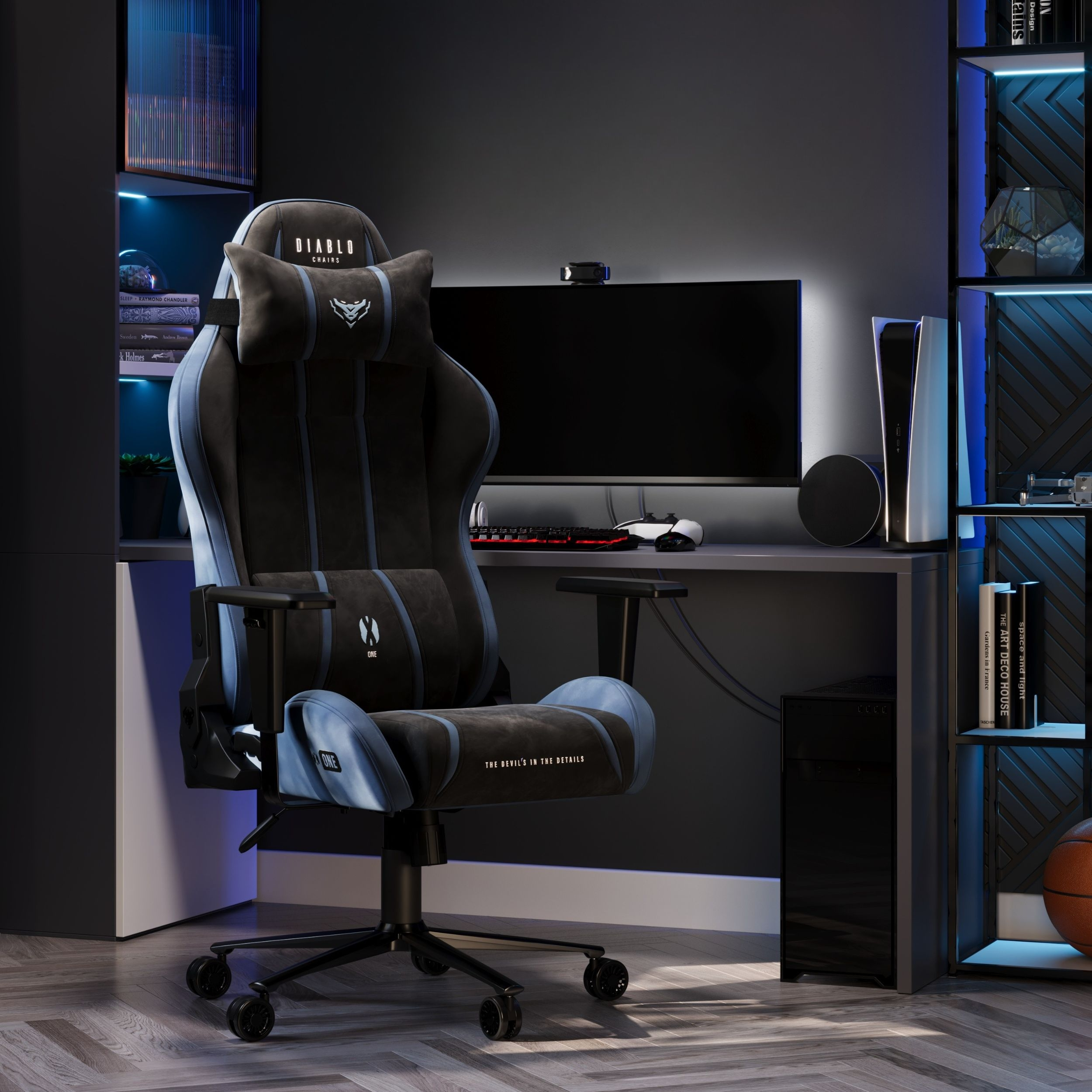 Krzesło do gier z czarnymi i niebieskimi akcentami w pokoju gier, z biurkiem i komputerem.