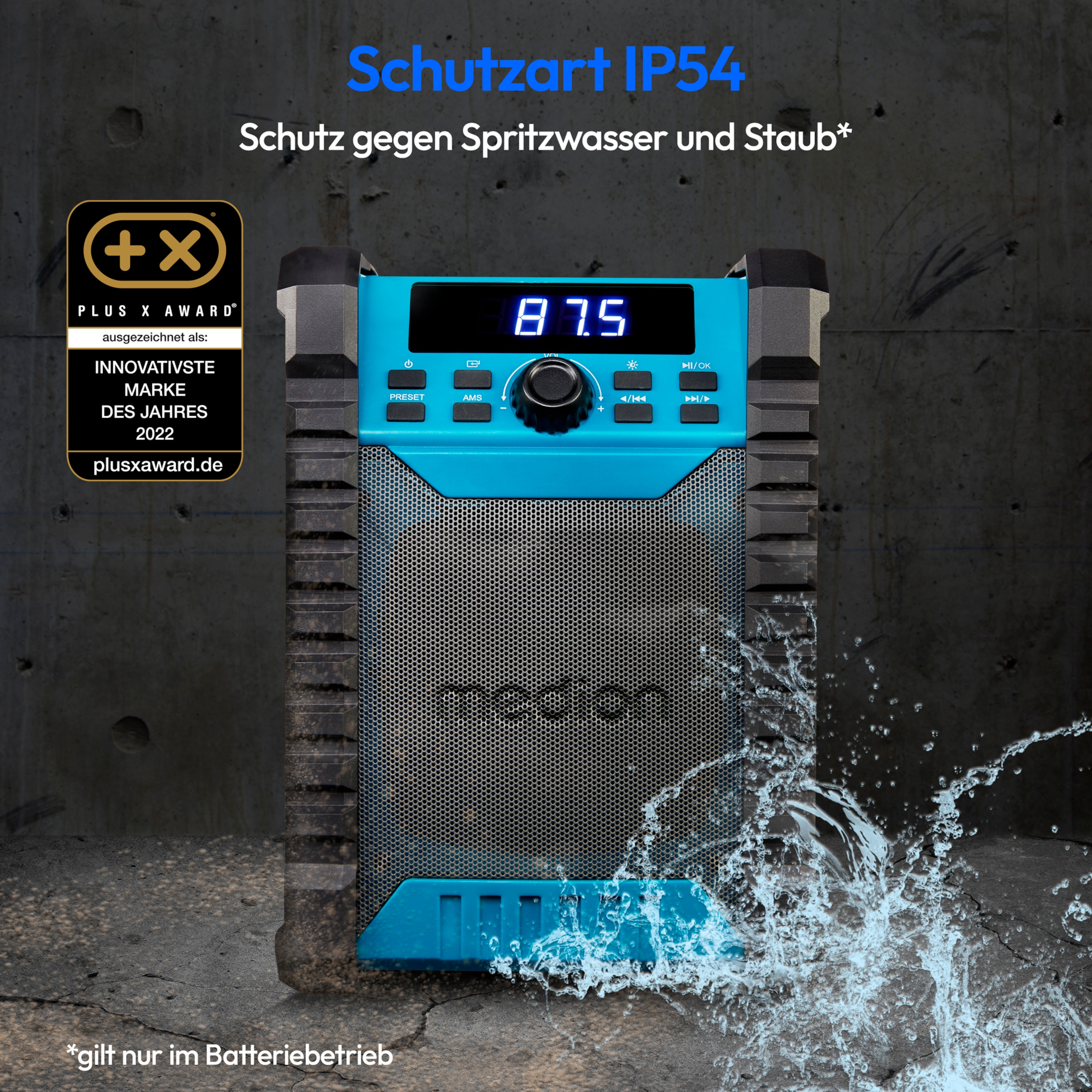 Blau-schwarzer tragbarer Lautsprecher mit Text und Wasserspritzer. Grauer Hintergrund.
