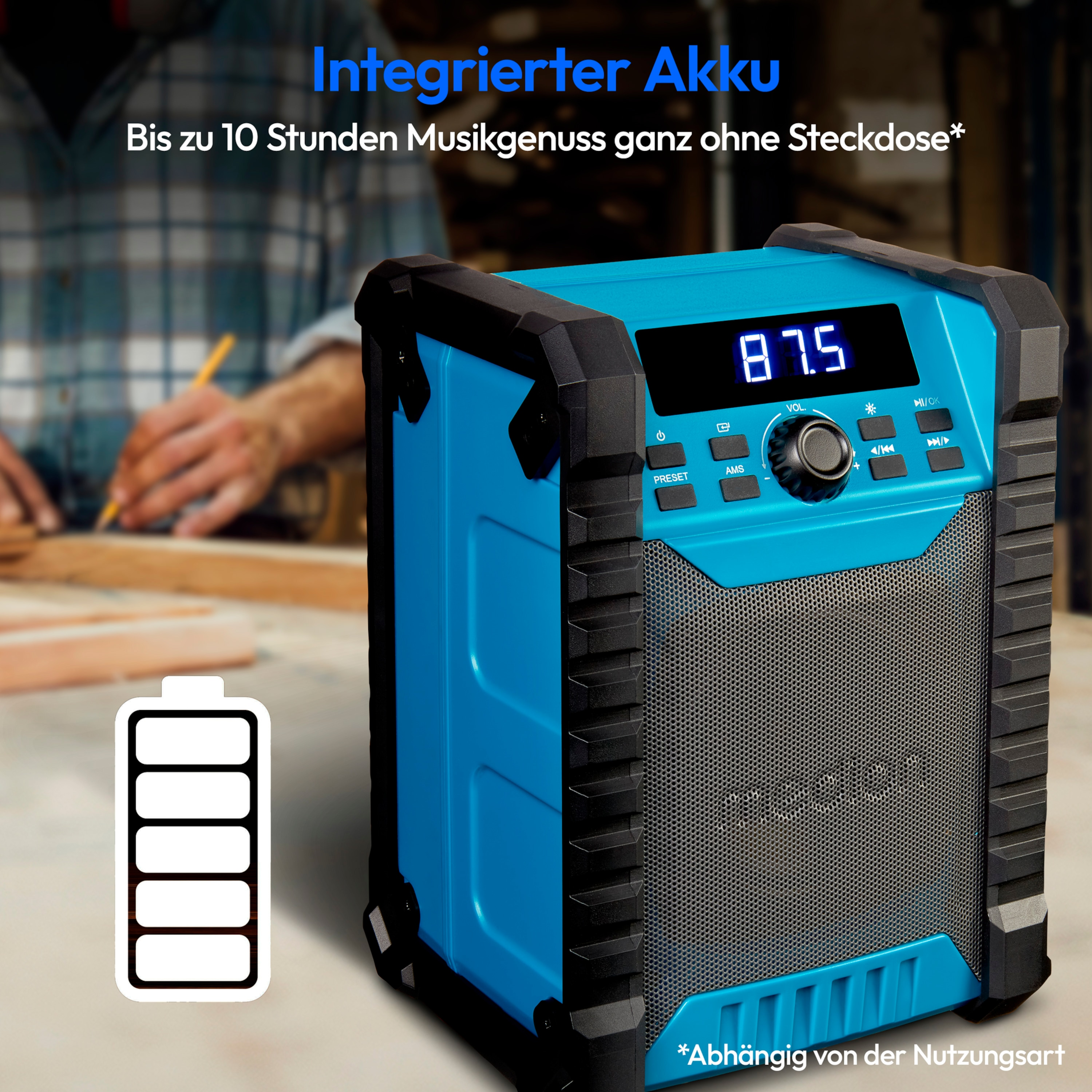 Ein blau-schwarzer tragbarer Lautsprecher mit Display und Bedienelementen, mit einem Batteriesymbol.