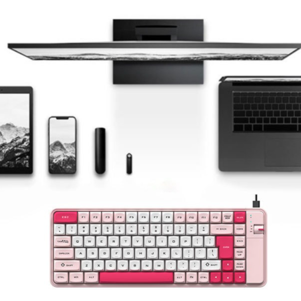 Ein Schreibtisch-Setup mit Monitor, Tablet, Telefon und einer pink-weißen Tastatur. Weißer Hintergrund.