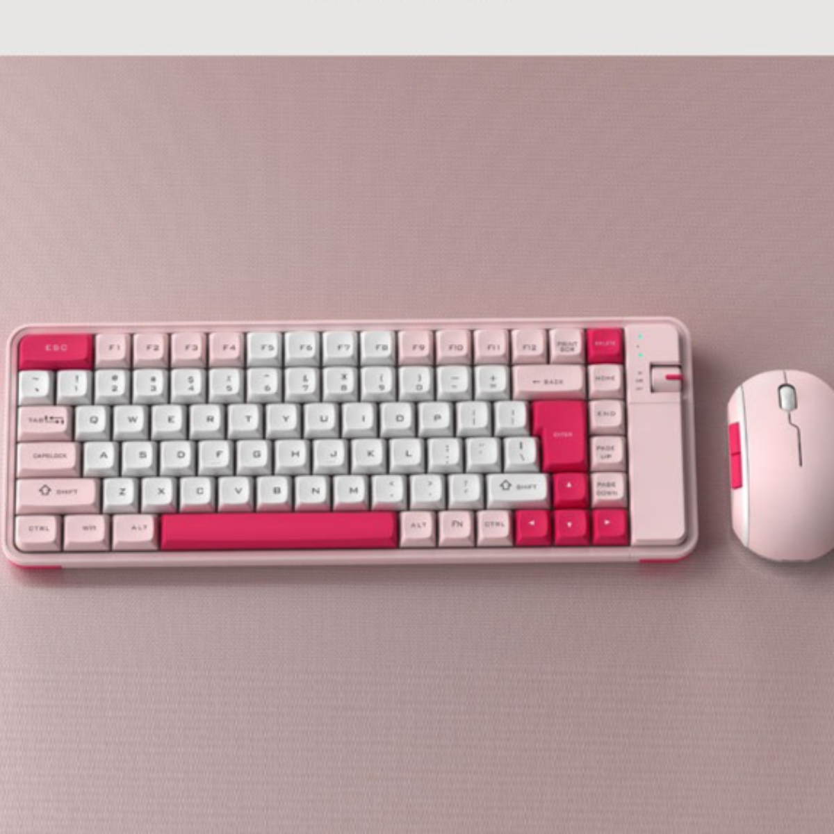 Eine pinke kabellose Tastatur und eine passende Maus auf pinker Oberfläche.