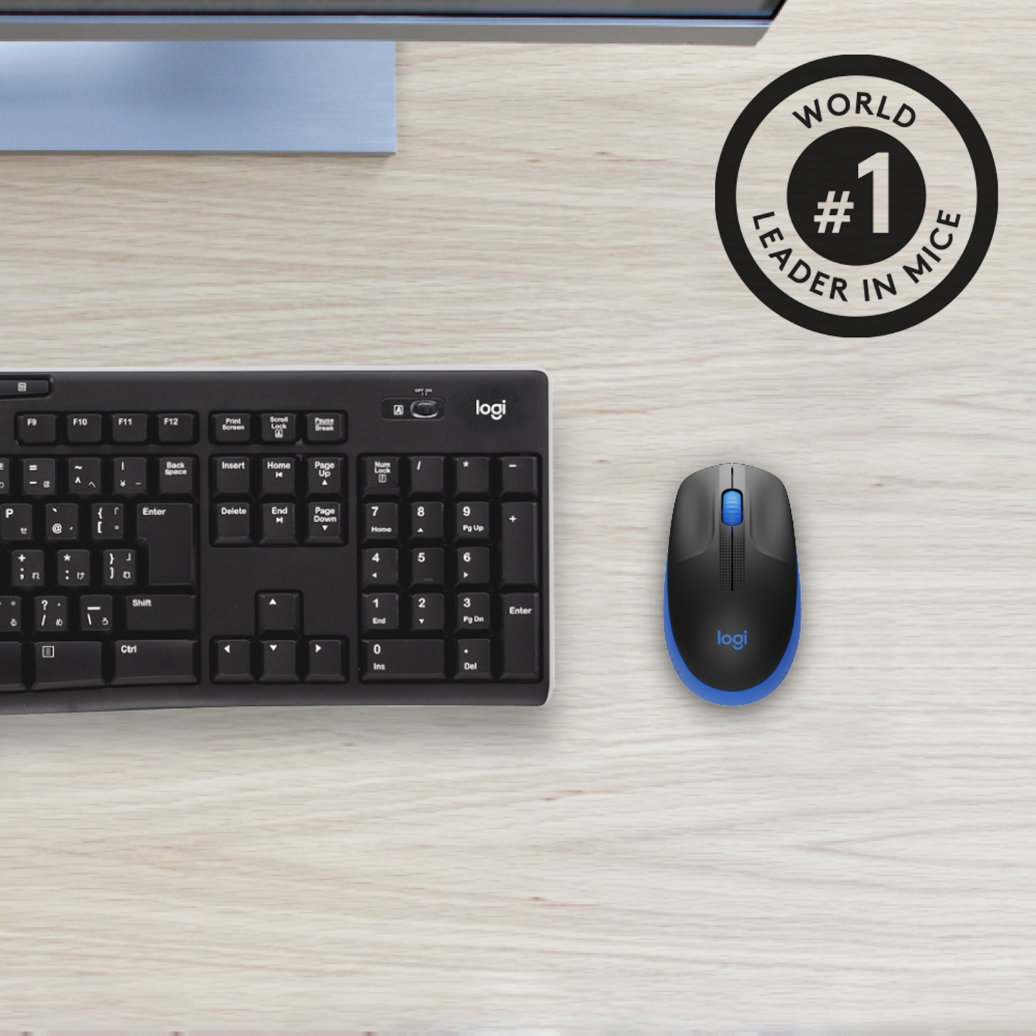 Computertastatur und Maus auf einem Holztisch. Die Maus ist schwarz und blau, mit dem Logo. Weißer Hintergrund.
