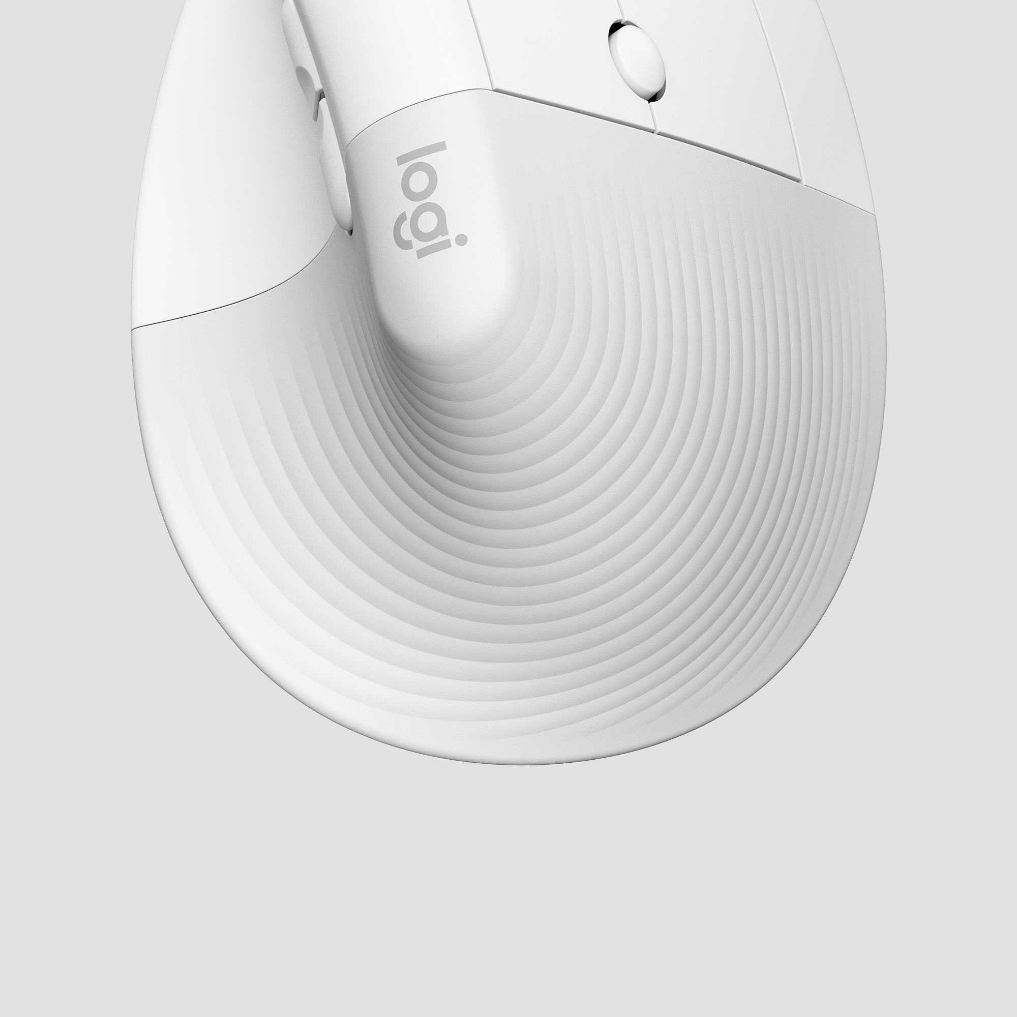 Biała mysz Logitech, widok z góry, z logo Logitech. Posiada unikalny ergonomiczny design.