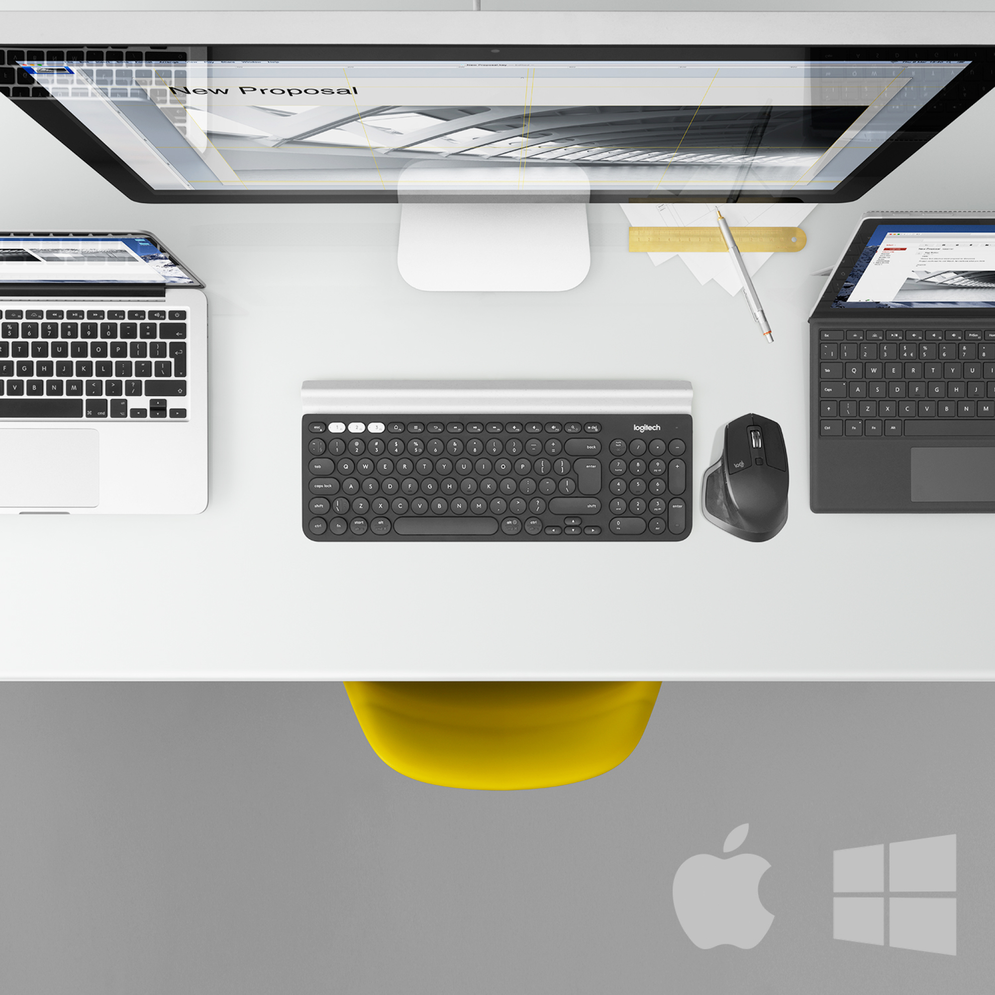 Een zwarte gamingmuis met rode accenten en lichten.