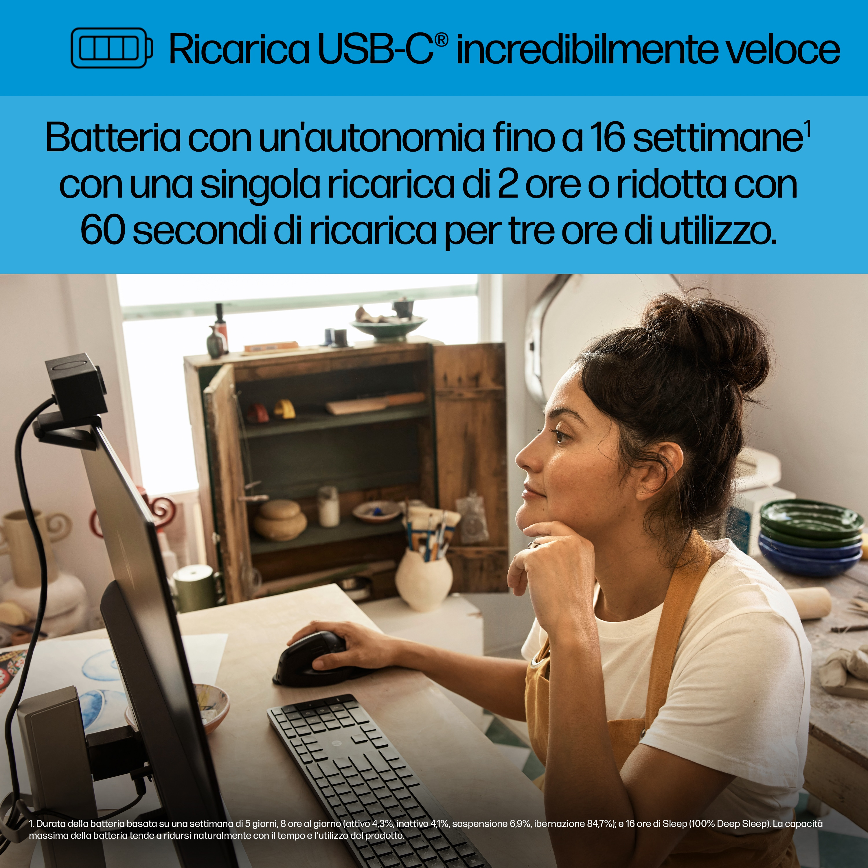 Kobieta pracująca na komputerze. Scena obejmuje biurko, monitor i mysz.