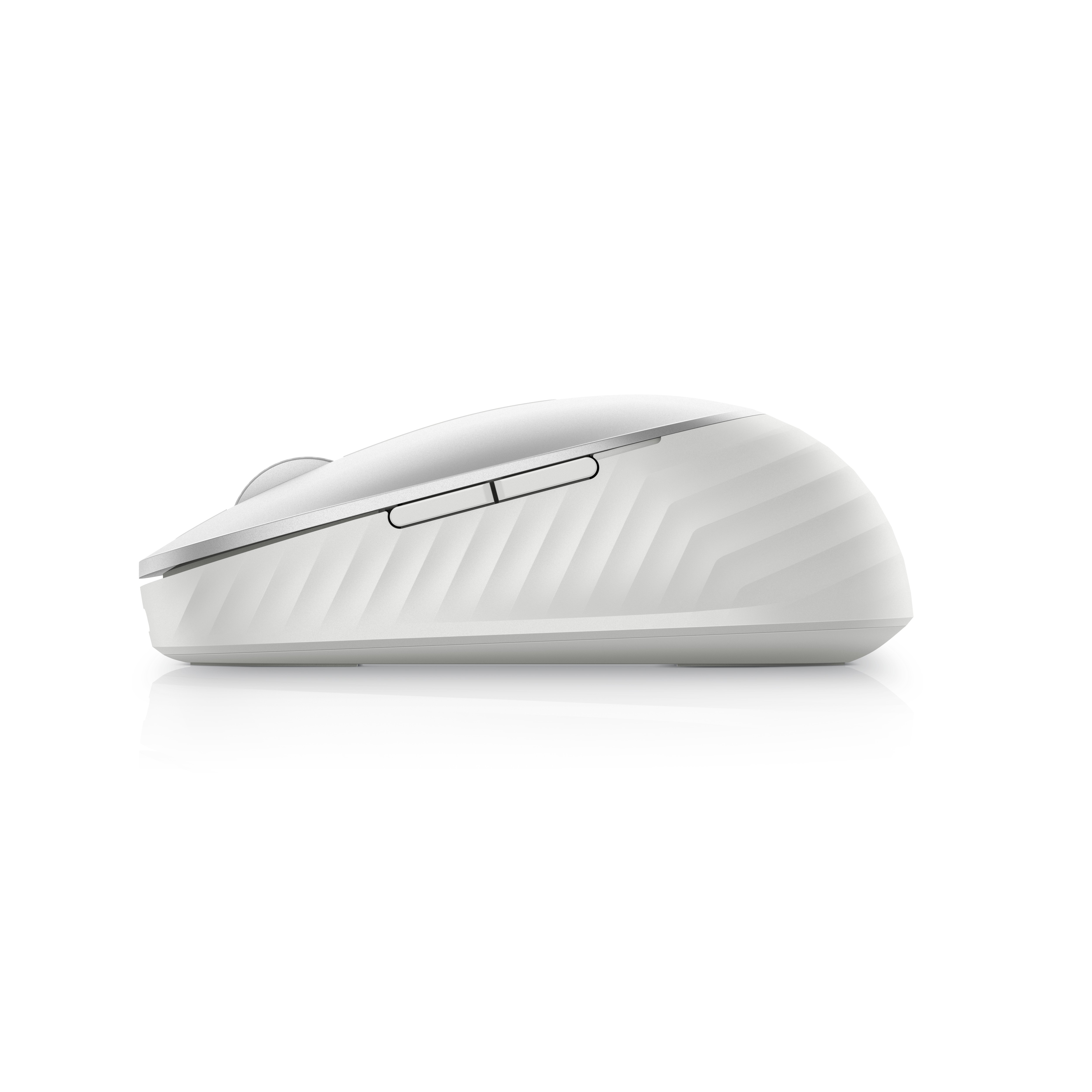 Een witte ergonomische muis met een gestreept ontwerp. De muis is van de zijkant te zien.