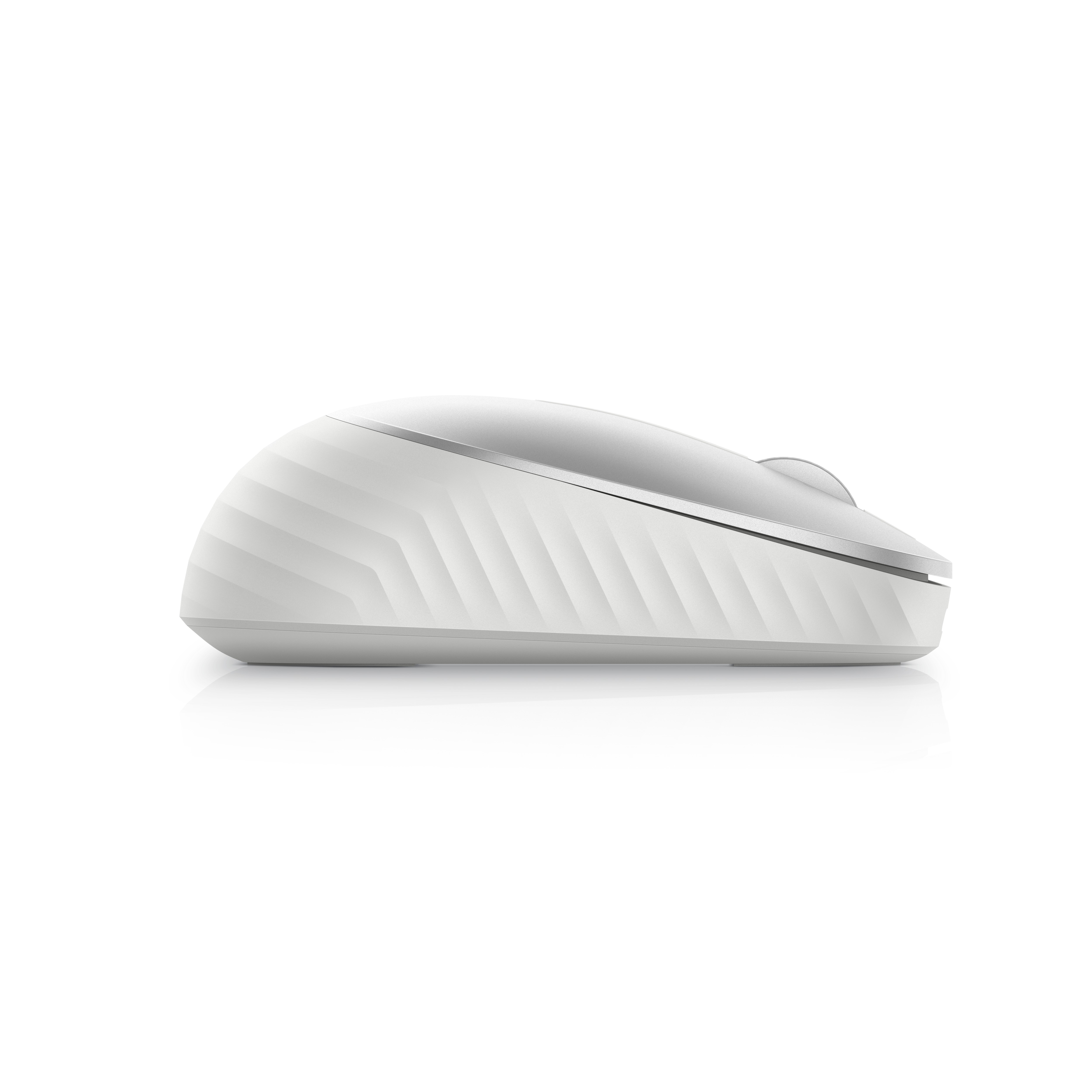 Witte computermuis. Zijaanzicht, met een gebogen ontwerp en zilveren rand. Witte achtergrond.