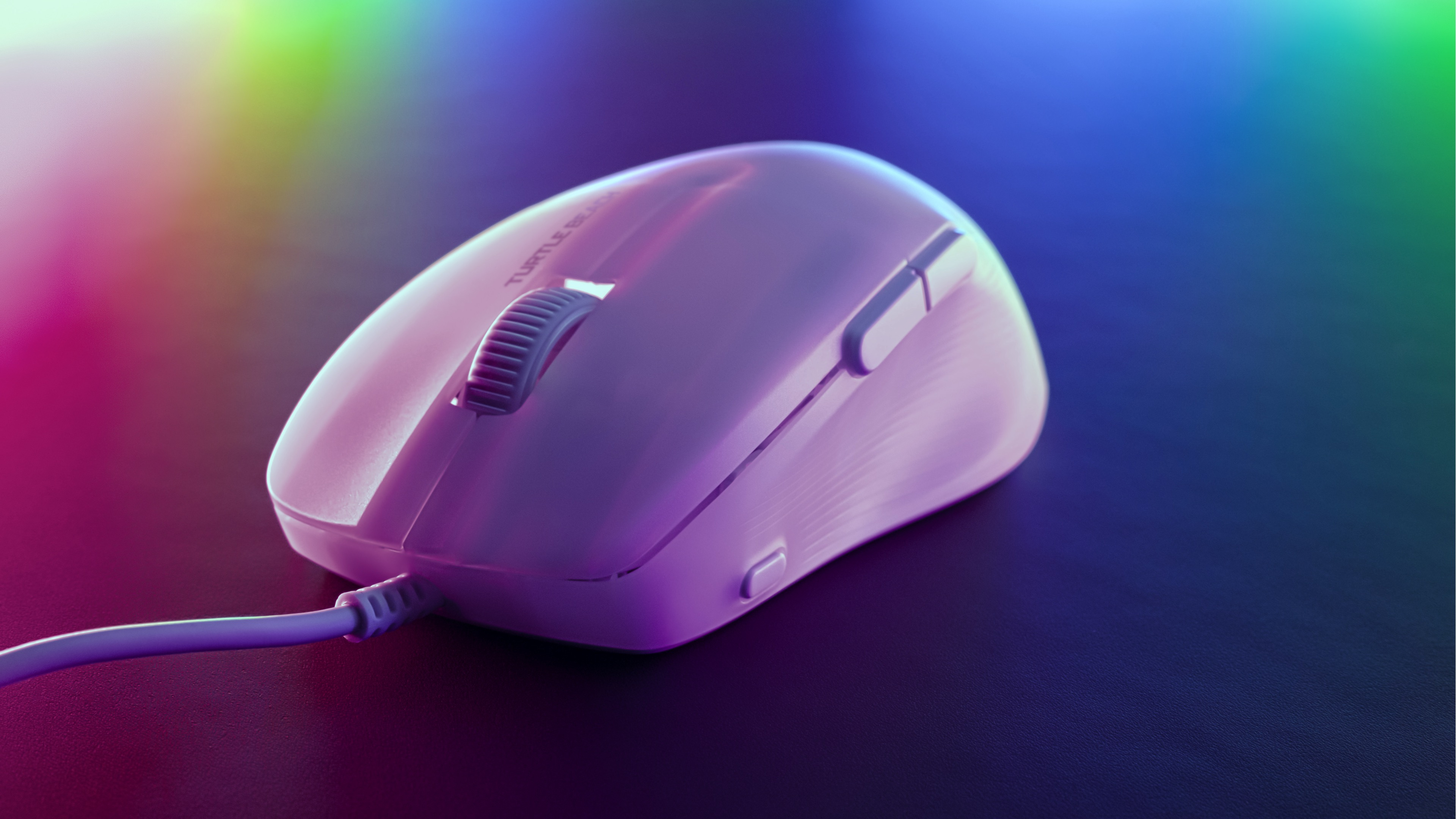Eine weiße Gaming-Maus mit Scrollrad und Tasten auf einer bunten Oberfläche.
