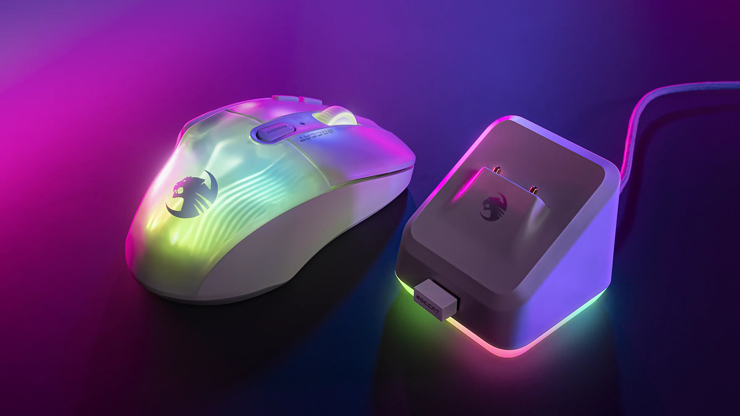 Mysz gamingowa z stacją ładującą. Oba urządzenia mają podświetlenie RGB i logo Roccat.