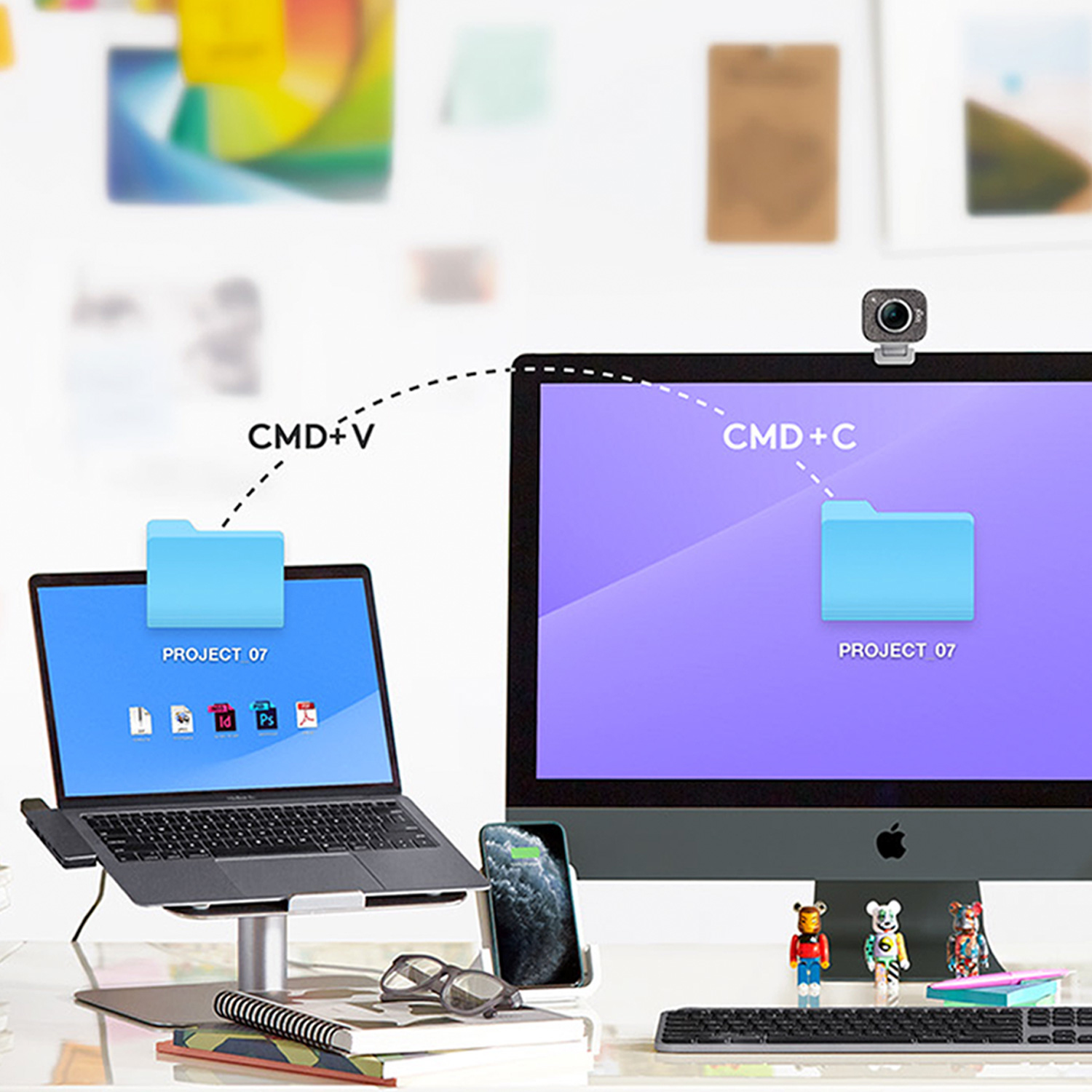 Laptop e monitor con webcam, che mostra la copia di file tramite CMD+C e CMD+V.